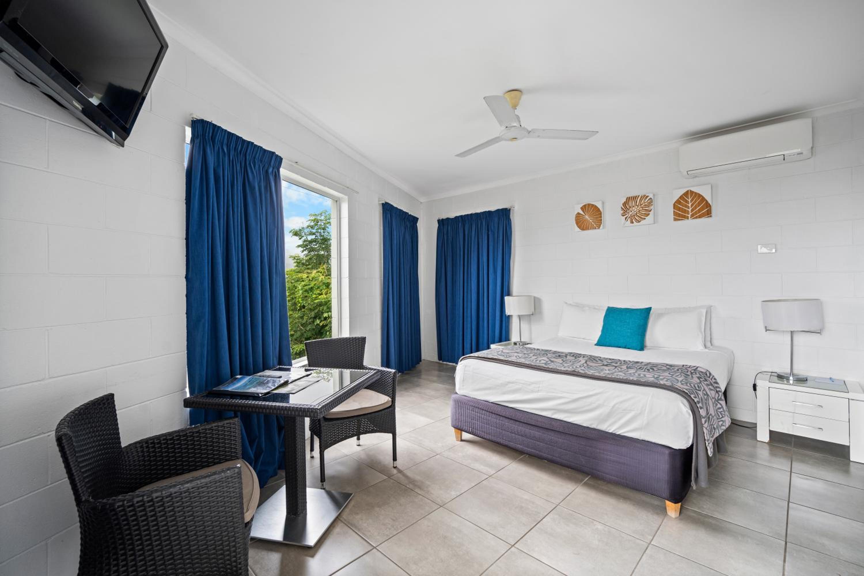 Queen Room with Balcony and Bayview photo 1