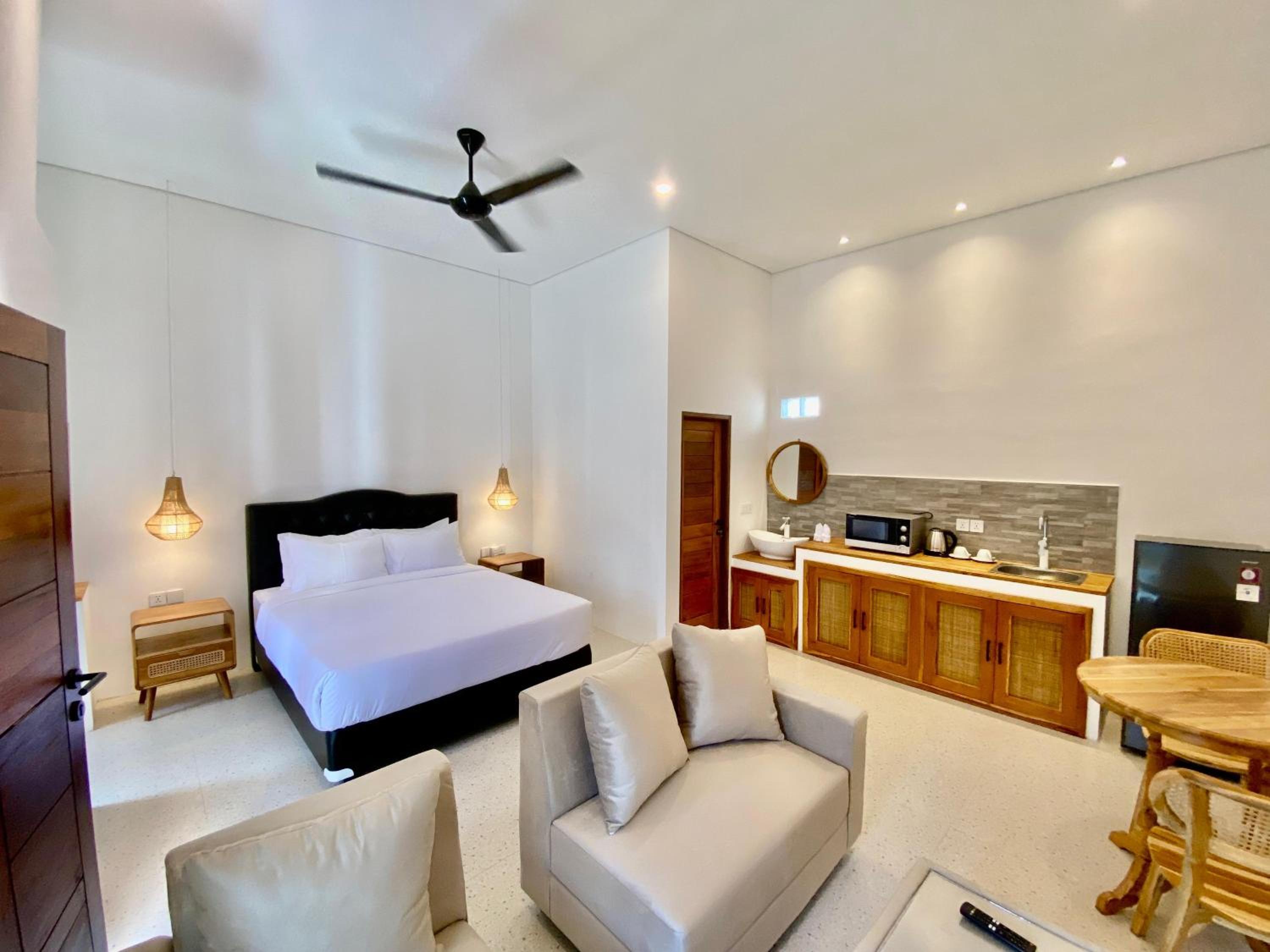 Room with Shared Pool - Photo 9