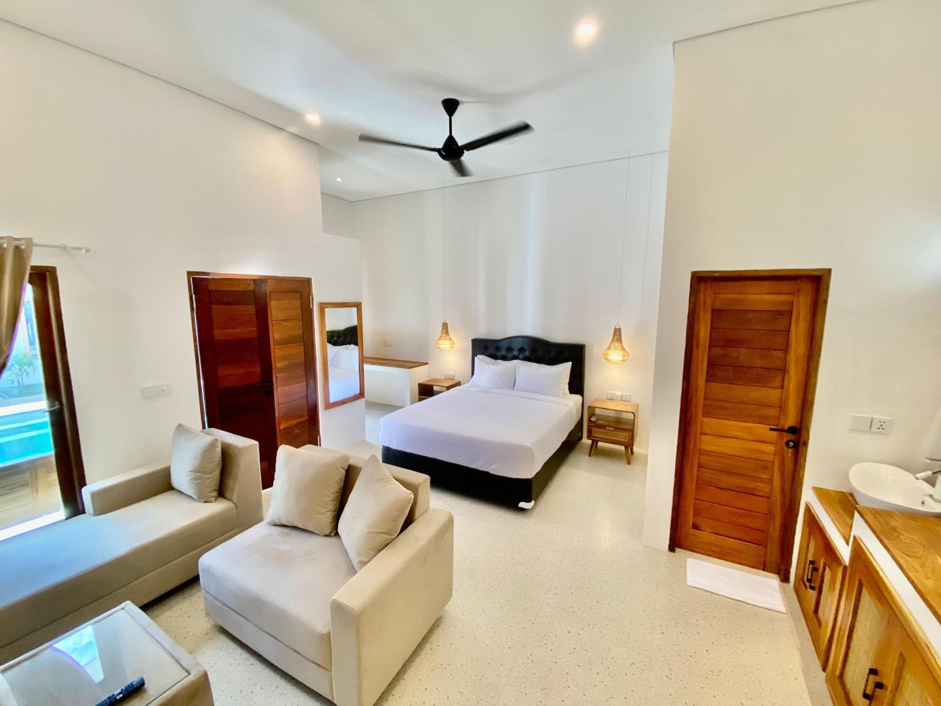 Room with Shared Pool - Photo 8