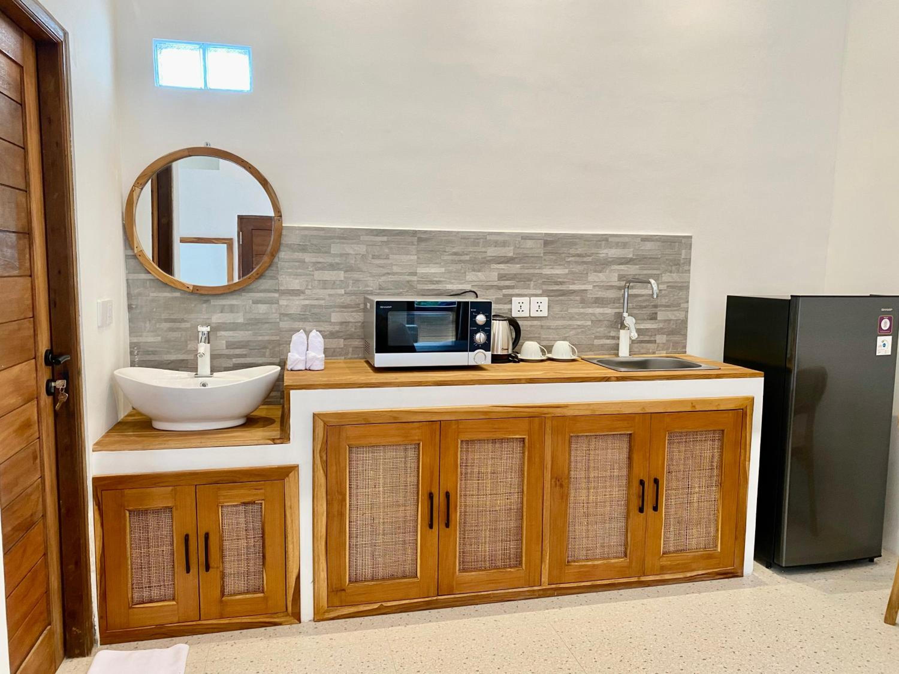 Room with Shared Pool - Photo 3