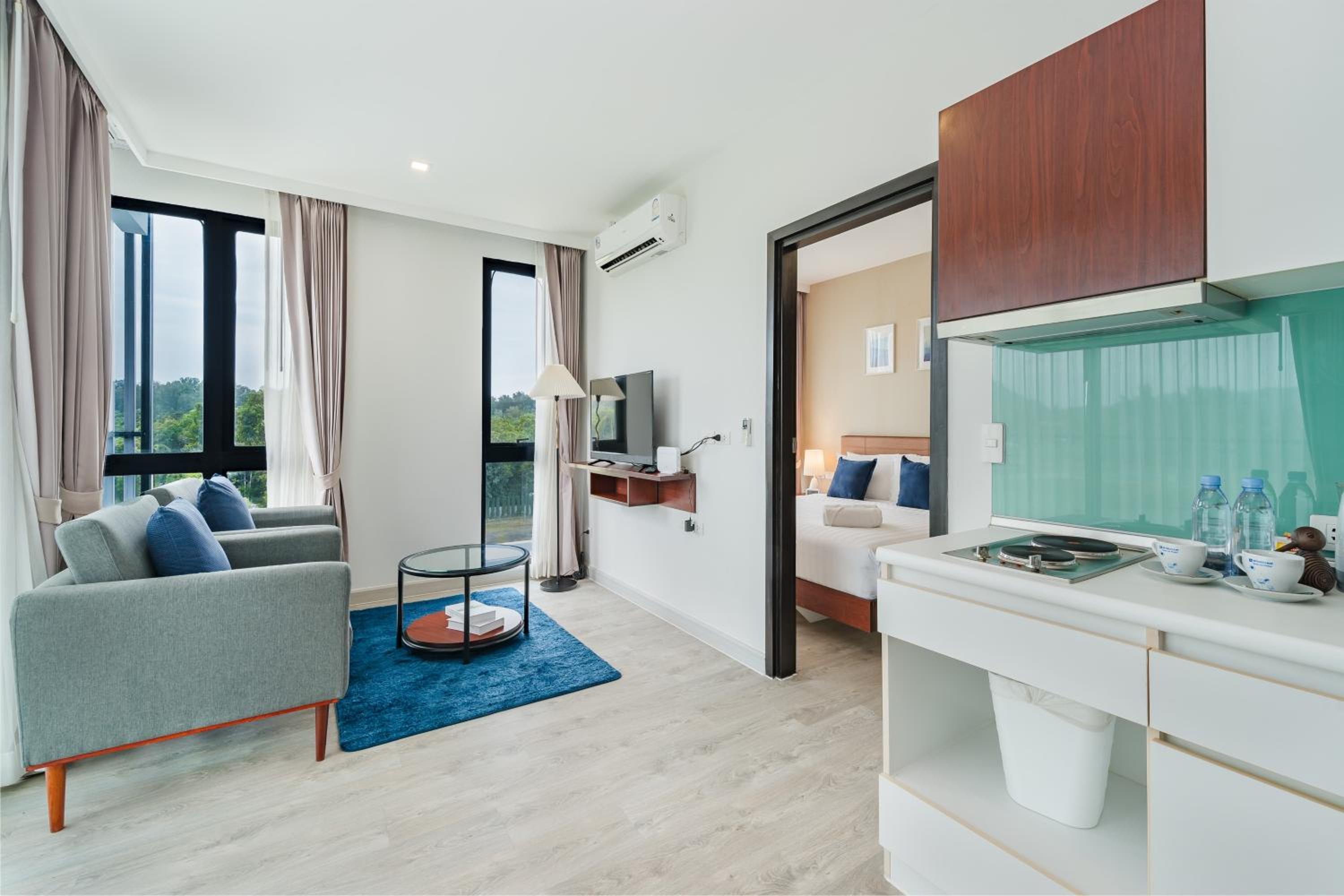 Deluxe Queen with Pool View - Photo 5