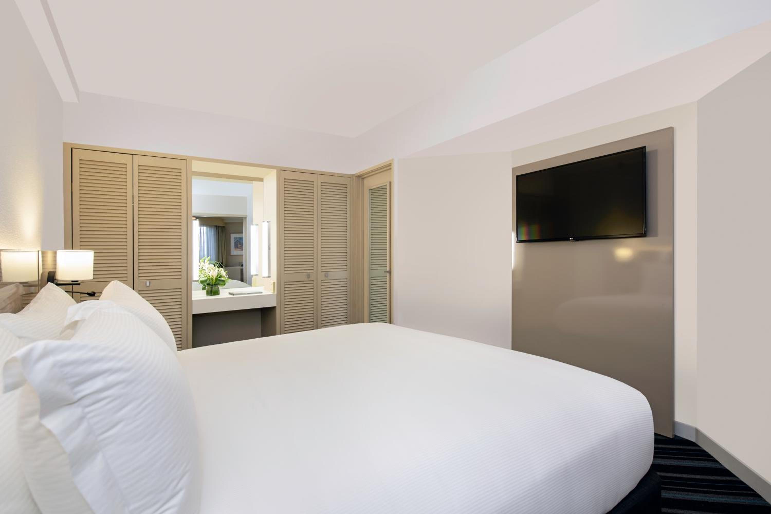 One-Bedroom King Suite - Photo 6