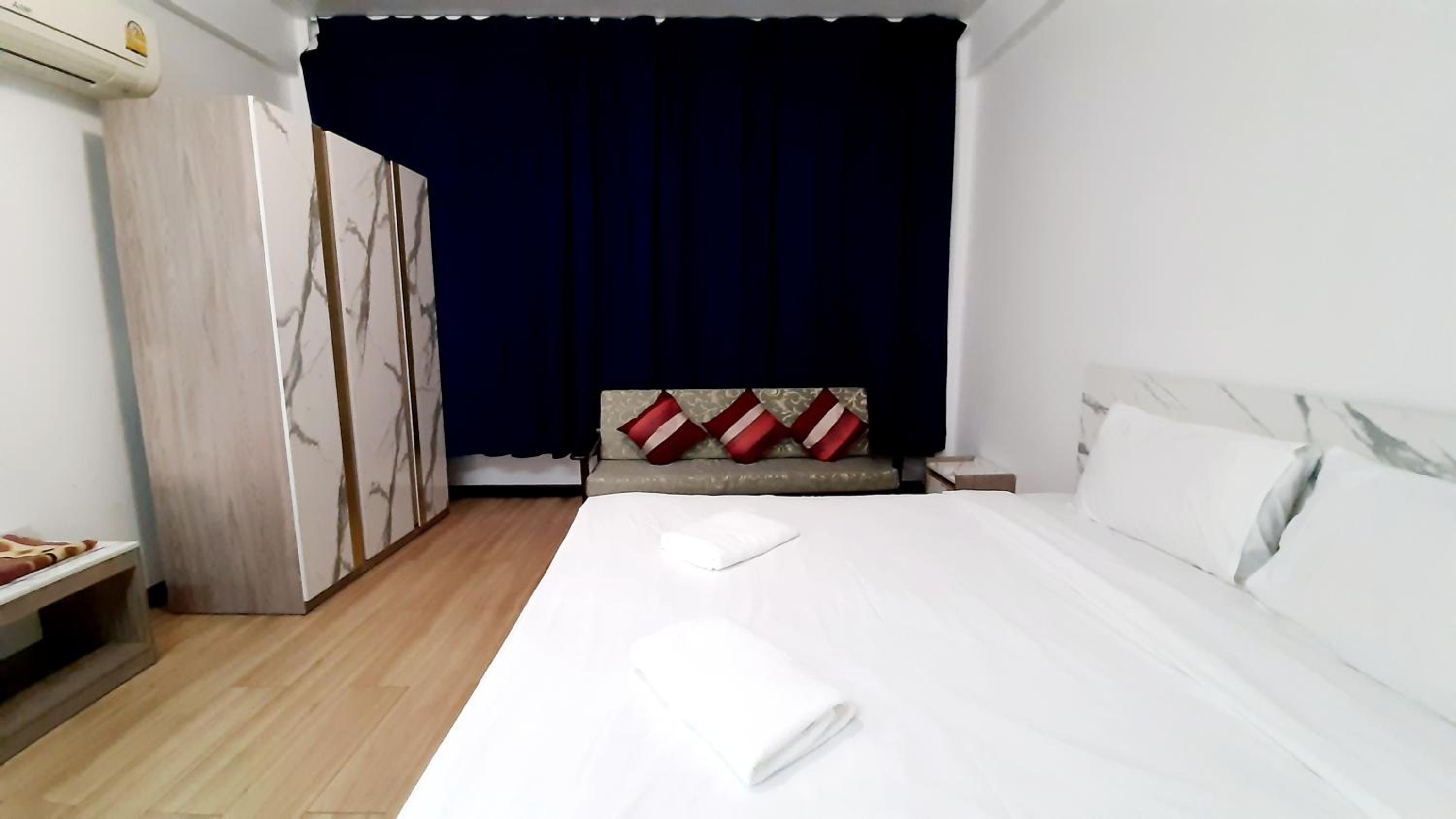 Deluxe One-Bedroom Apartment photo 3