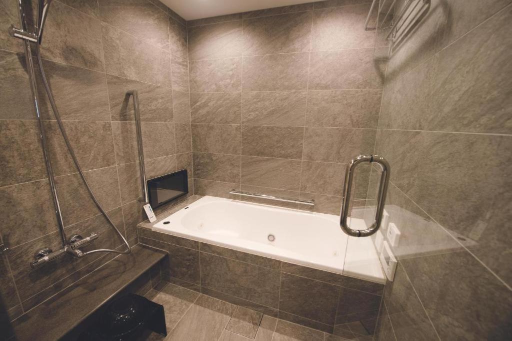 Two-Bedroom Suite - Photo 12