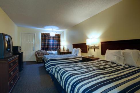 Queen Room with Two Queen Beds - Non-Smoking photo 1