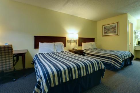 Queen Room with Two Queen Beds - Non-Smoking photo 2