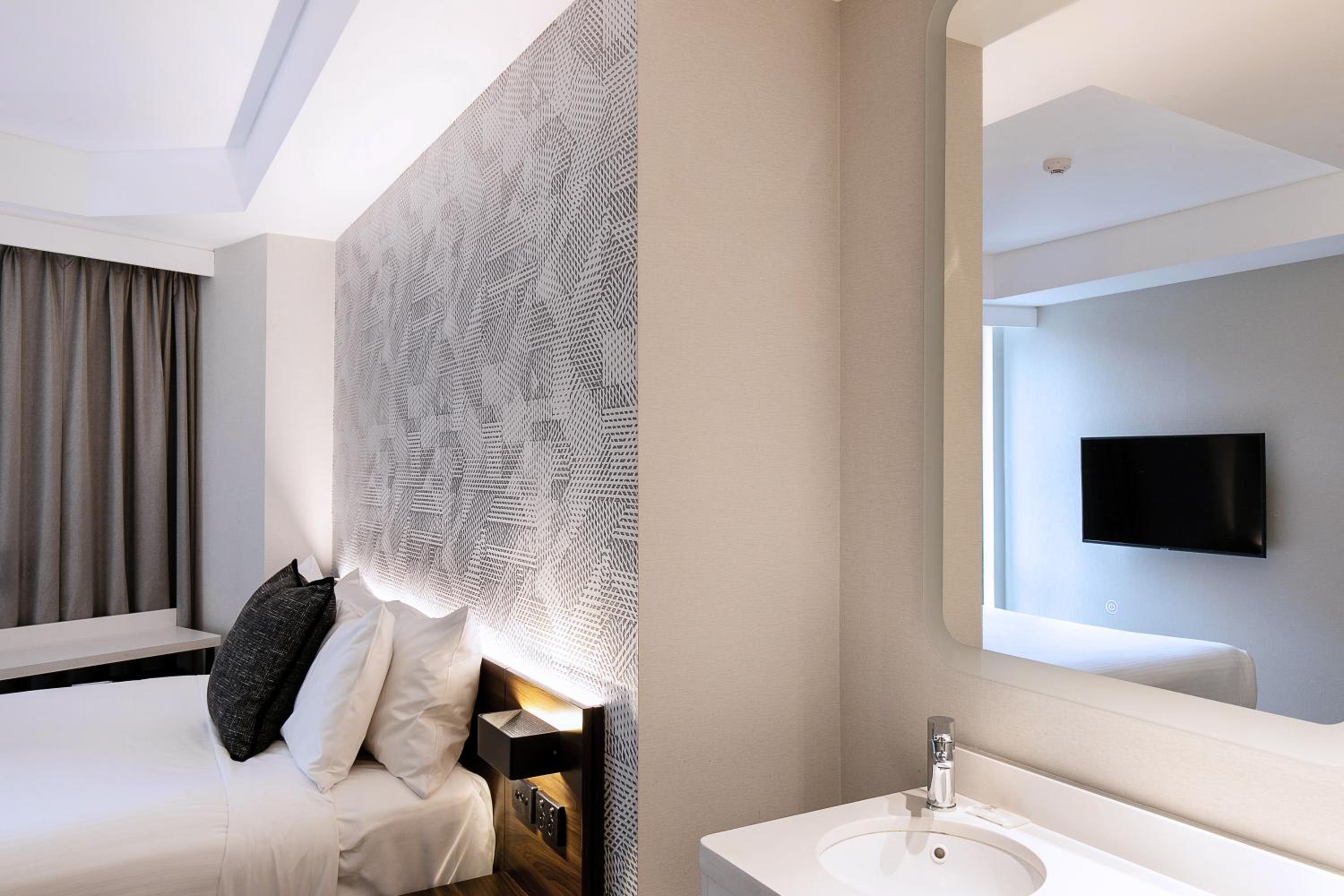 Standard Queen Room - Photo 6