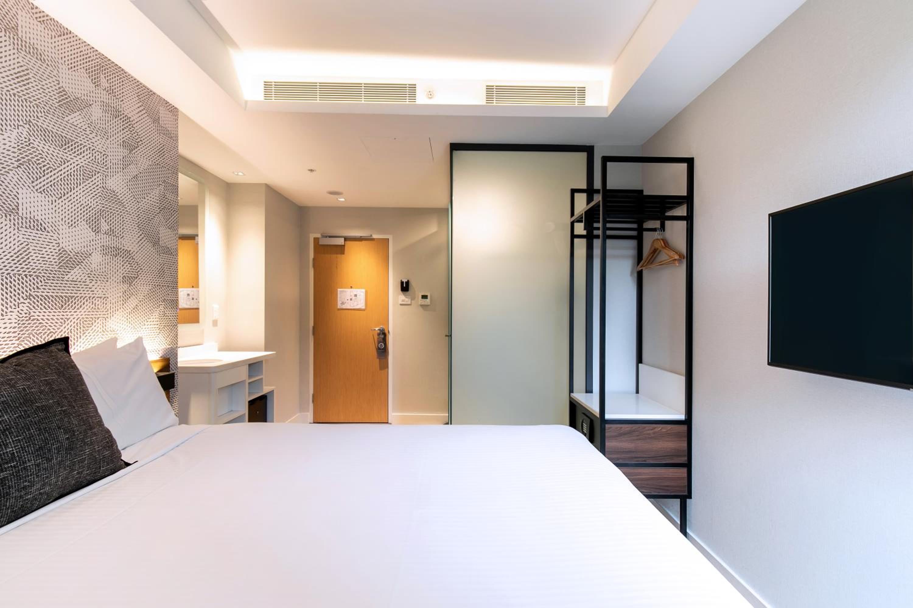 Standard Queen Room - Photo 29