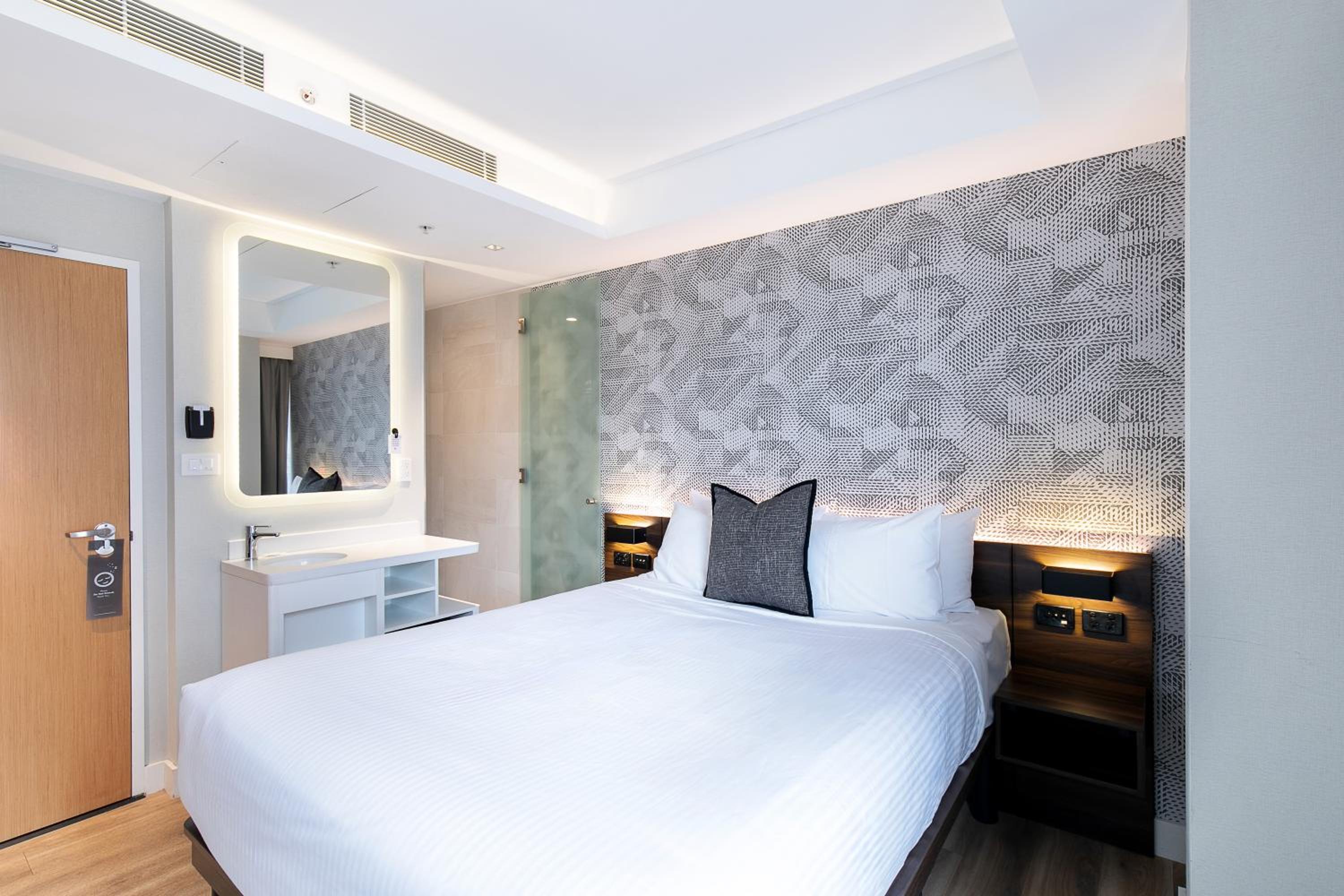 Standard Queen Room - Photo 18