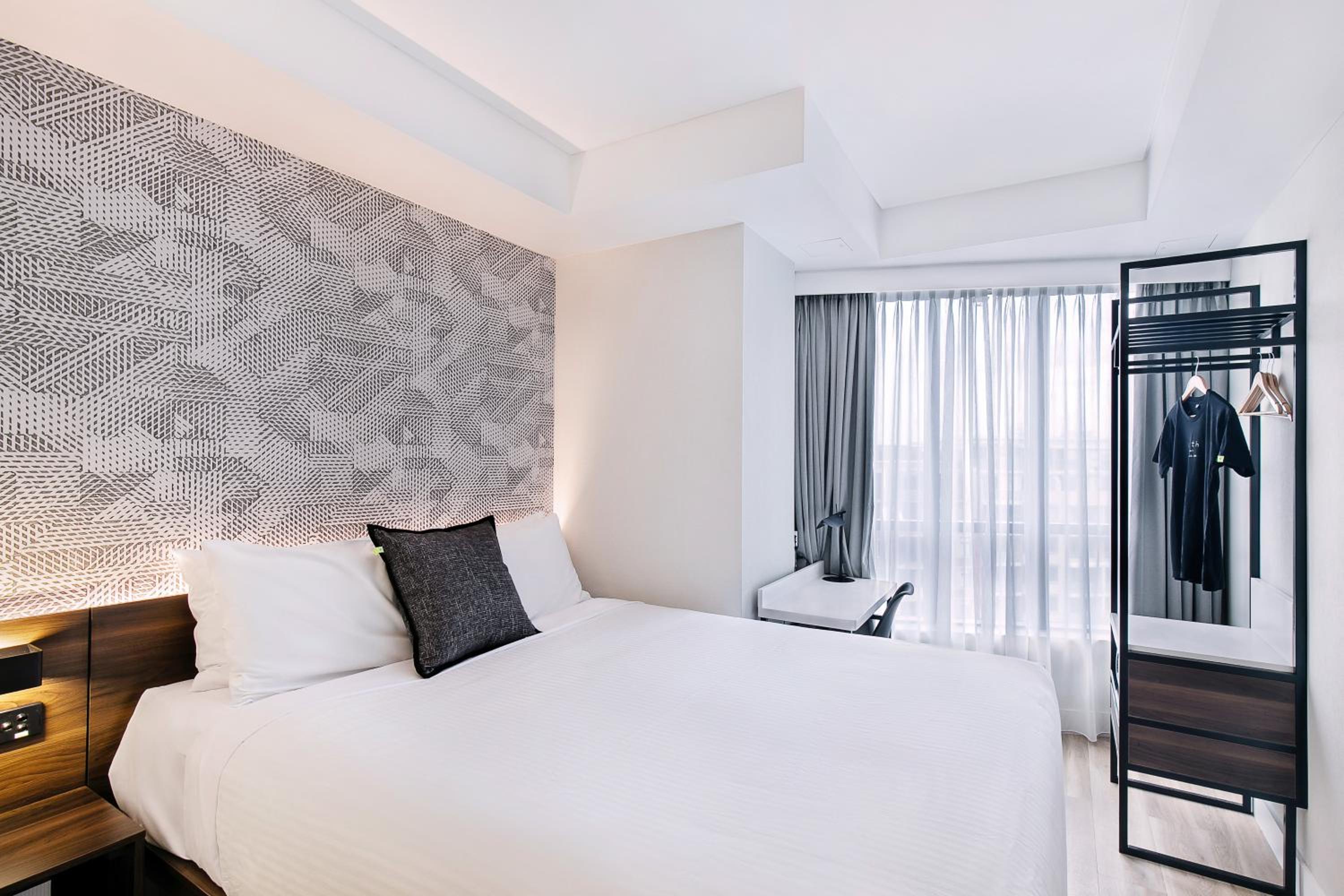 Standard Queen Room - Photo 17