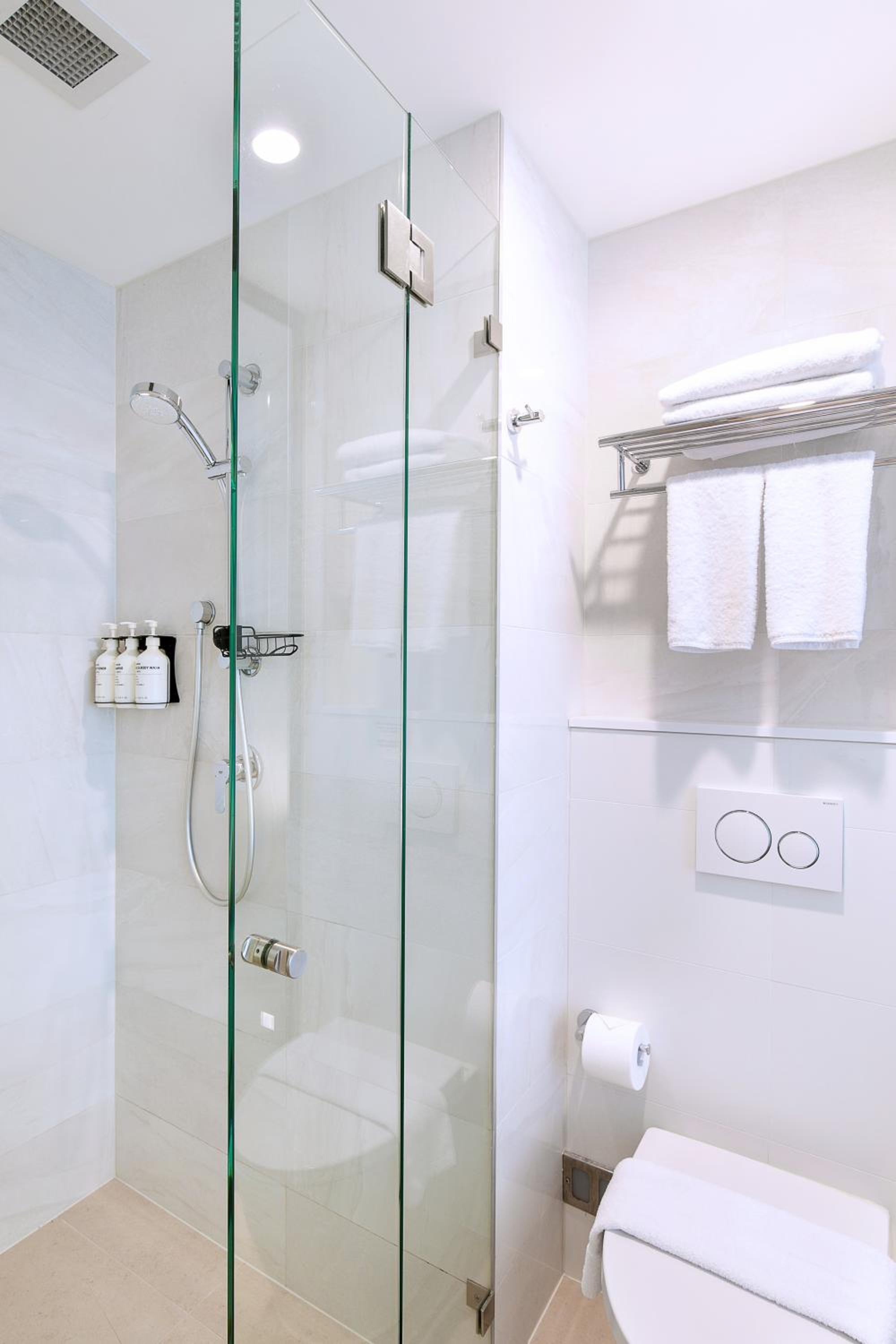 Standard Queen Room - Photo 16