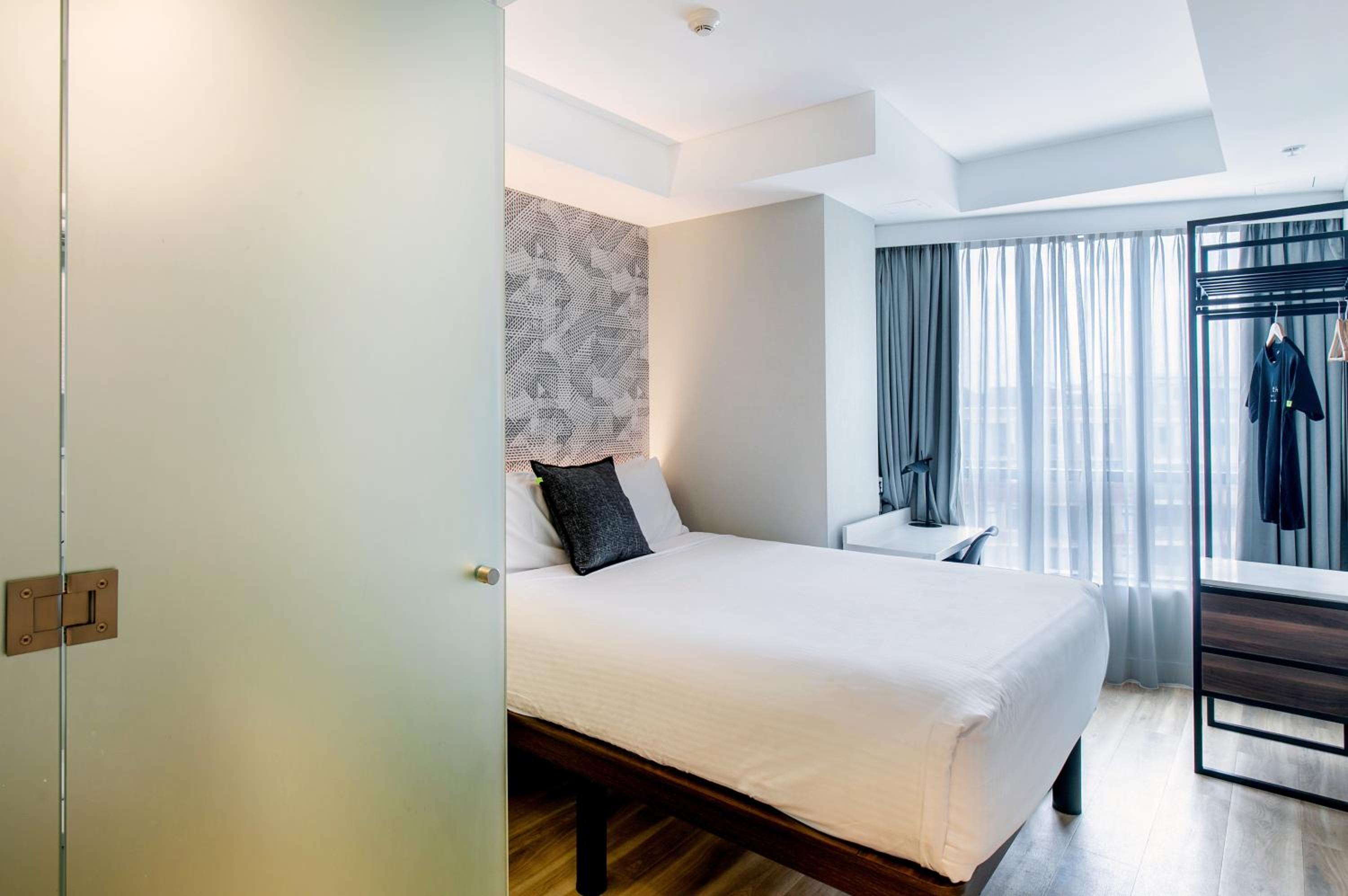 Standard Queen Room - Photo 13