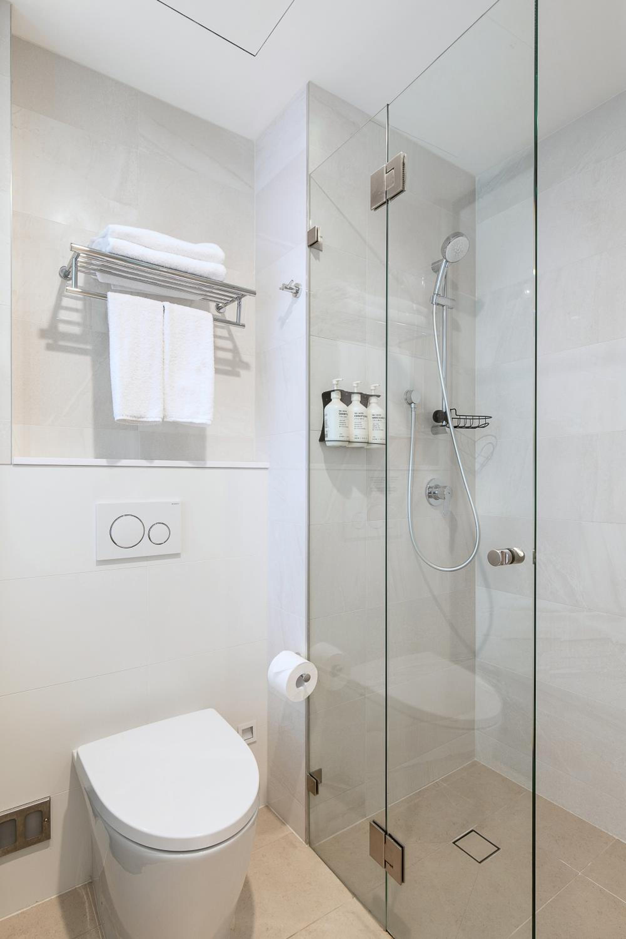 Standard Queen Room - Photo 11