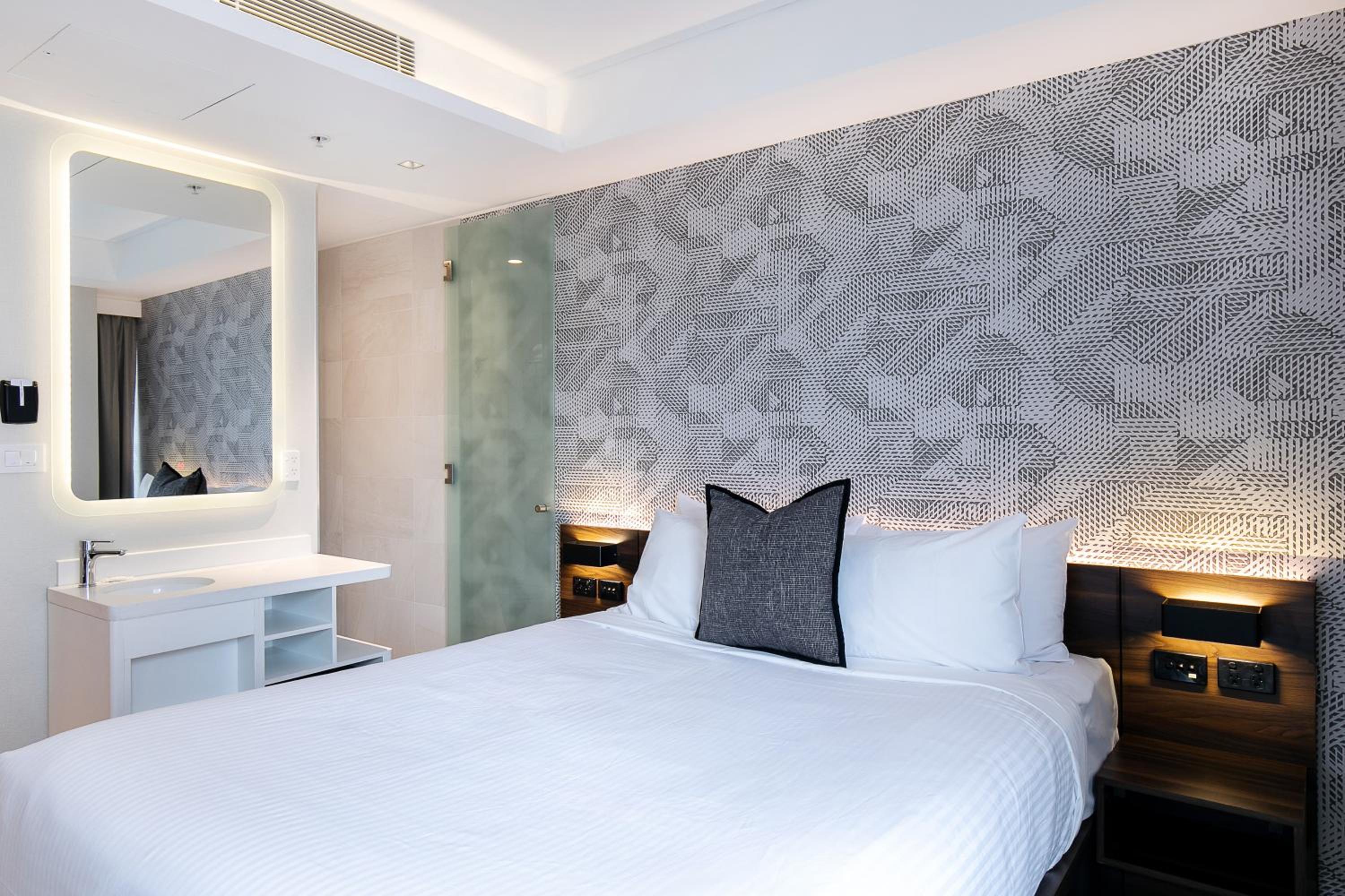 Standard Queen Room - Photo 10
