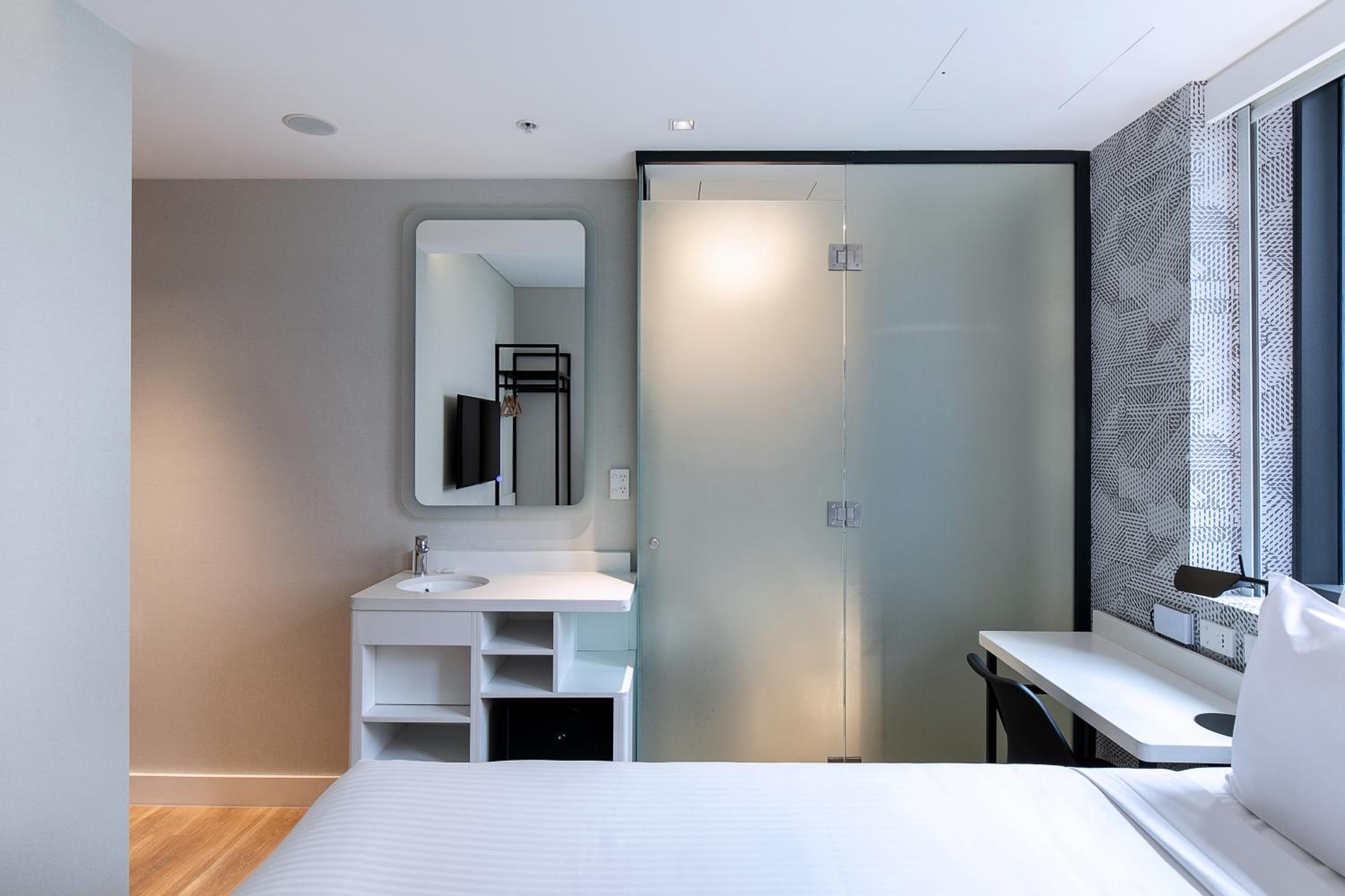 Standard Queen Room - Photo 24