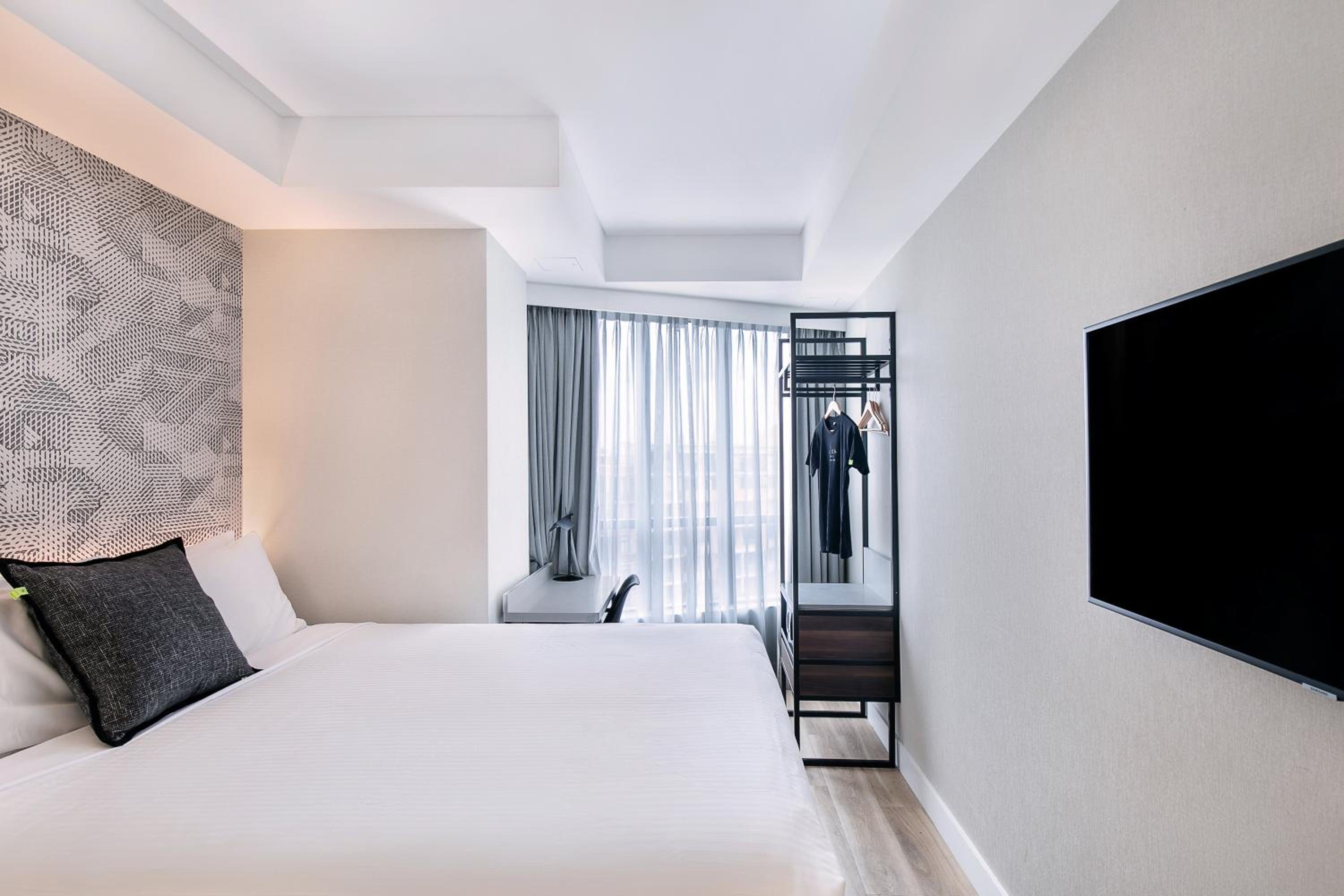 Standard Queen Room - Photo 9