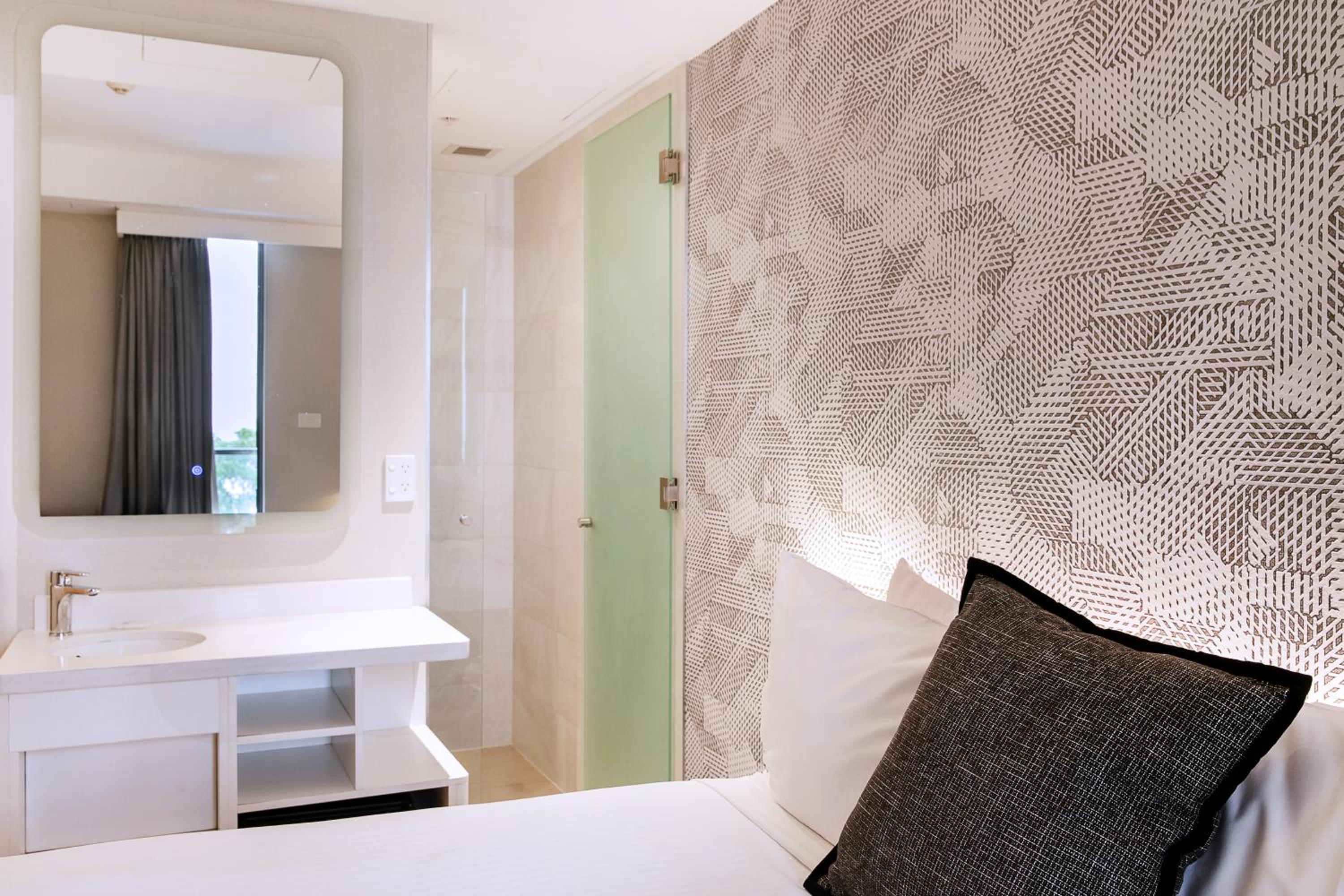 Standard Queen Room - Photo 8