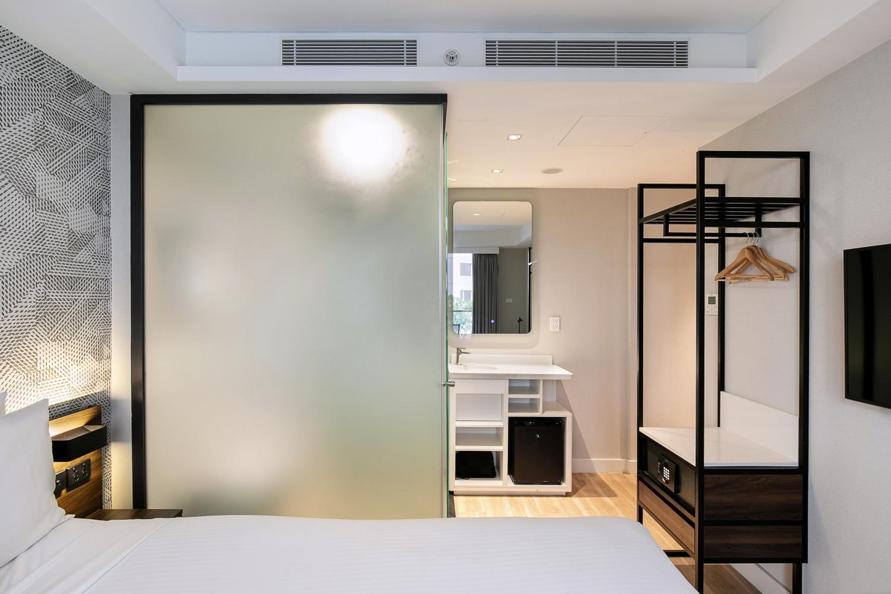 Standard Queen Room - Photo 23