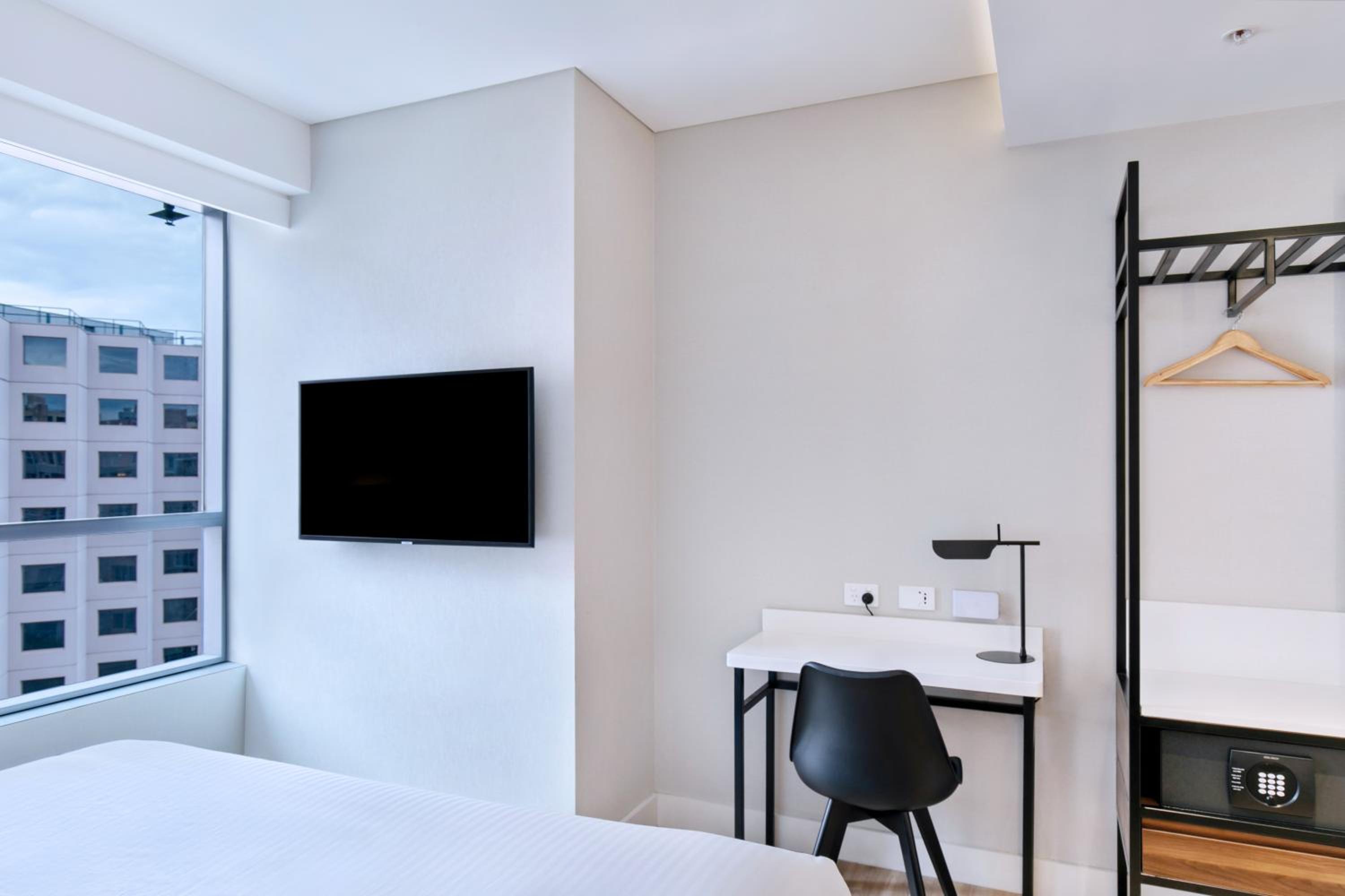 Standard Queen Room - Photo 22