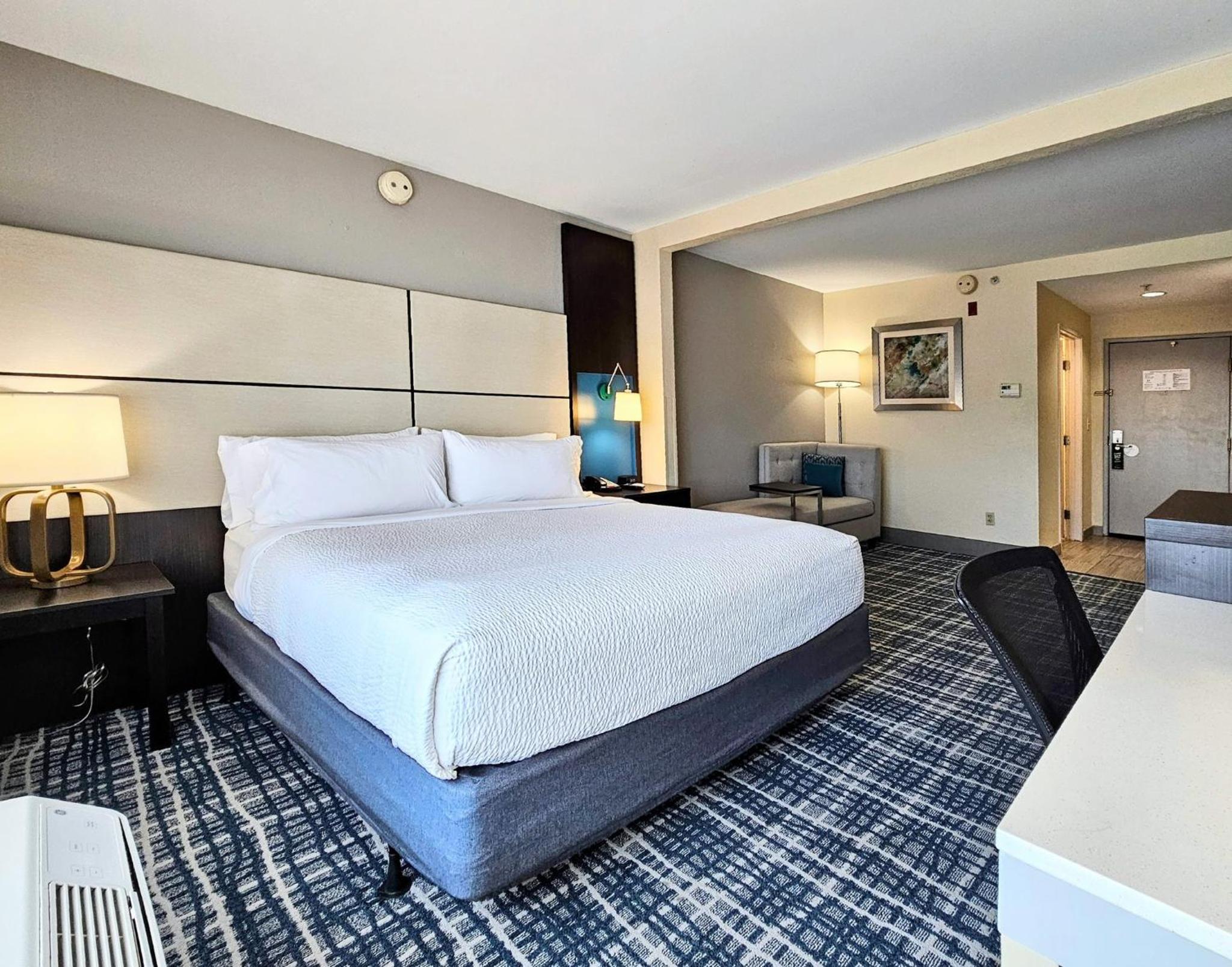 Standard King Room - Photo 3