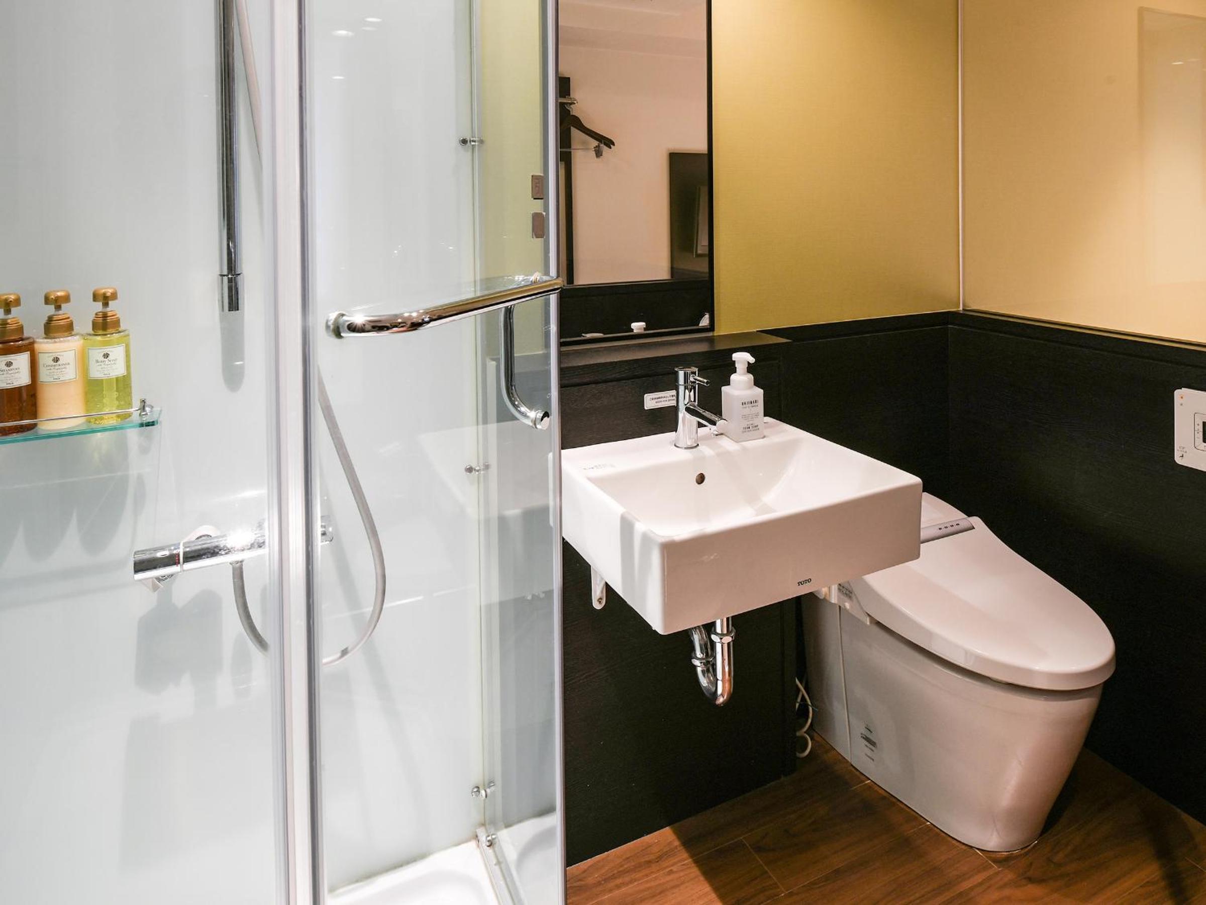 Single Room with Shower - Smoking - Photo 3