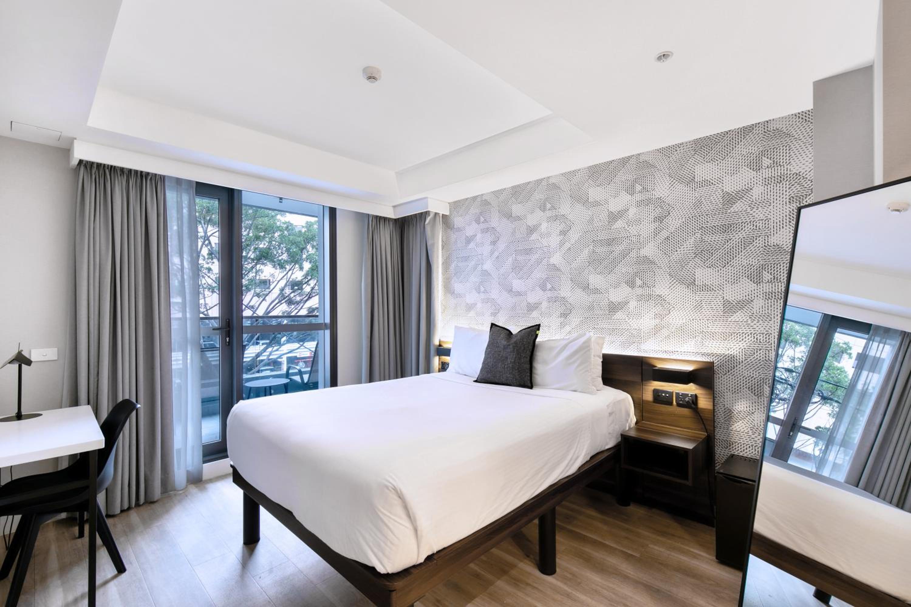 Queen Room with Balcony (Accessible Facilities in Selected Rooms) - Photo 5