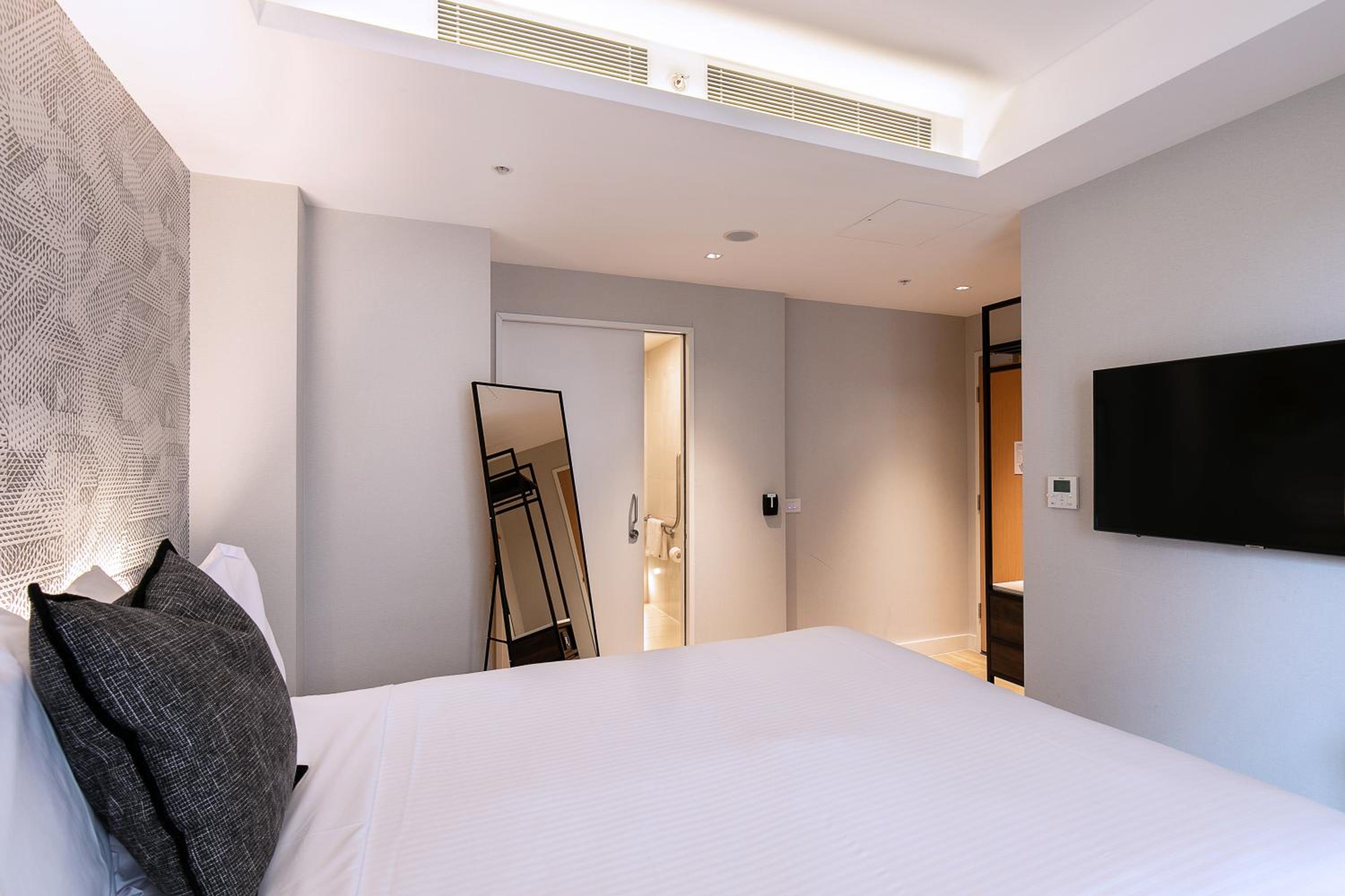 Queen Room with Balcony (Accessible Facilities in Selected Rooms) - Photo 7