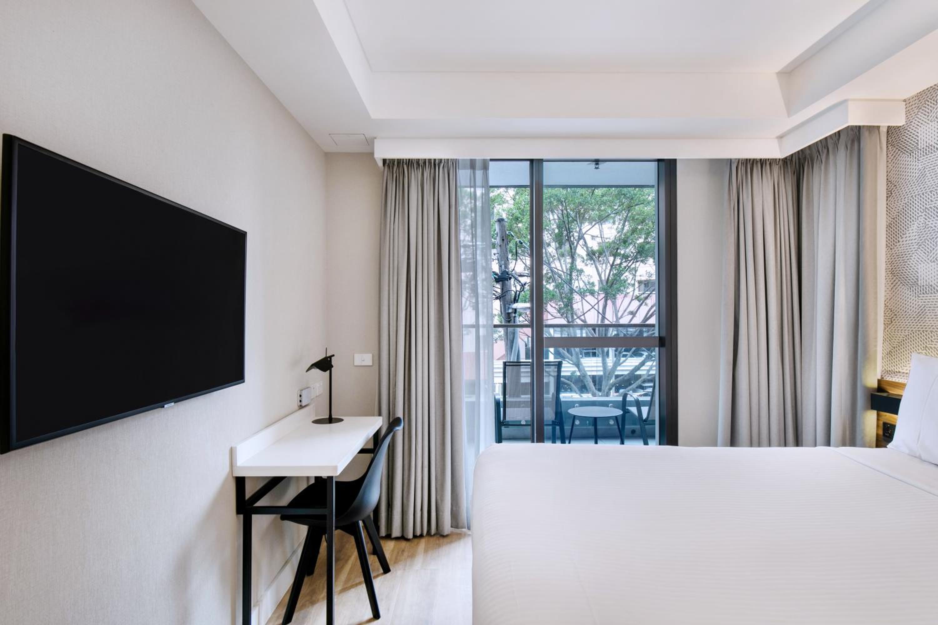 Queen Room with Balcony (Accessible Facilities in Selected Rooms) - Photo 9