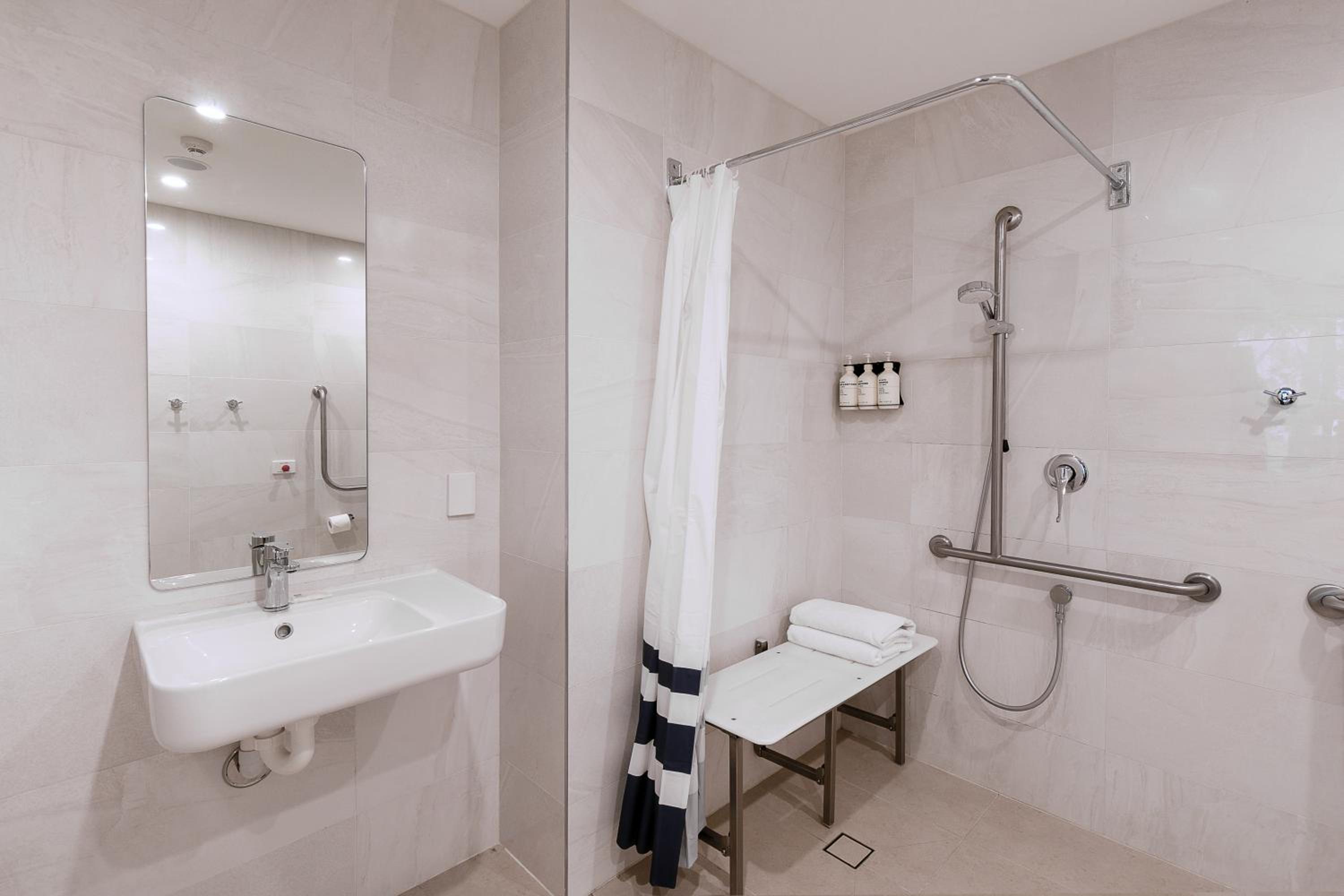 Queen Room with Balcony (Accessible Facilities in Selected Rooms) - Photo 10