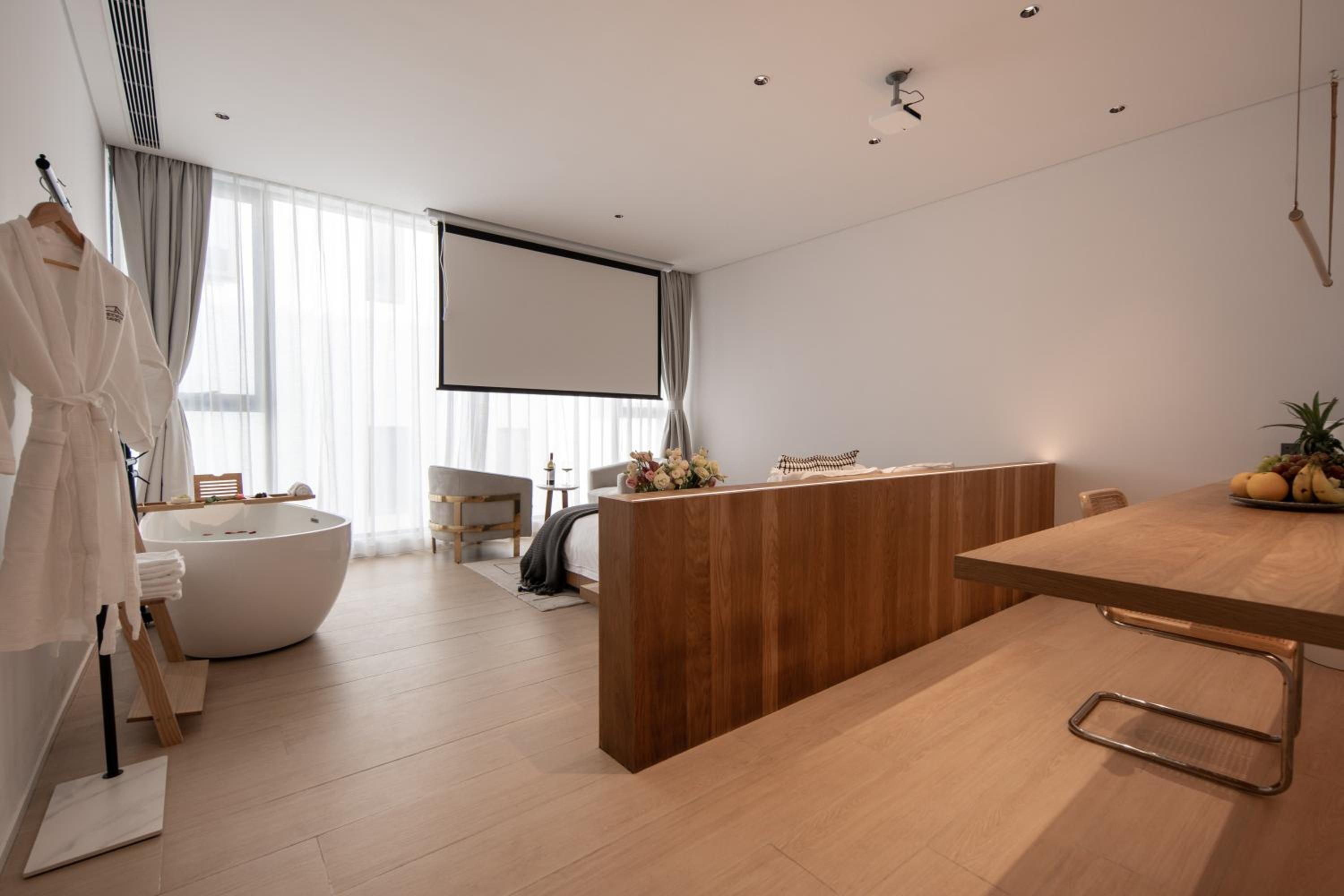 Deluxe King Room photo 1