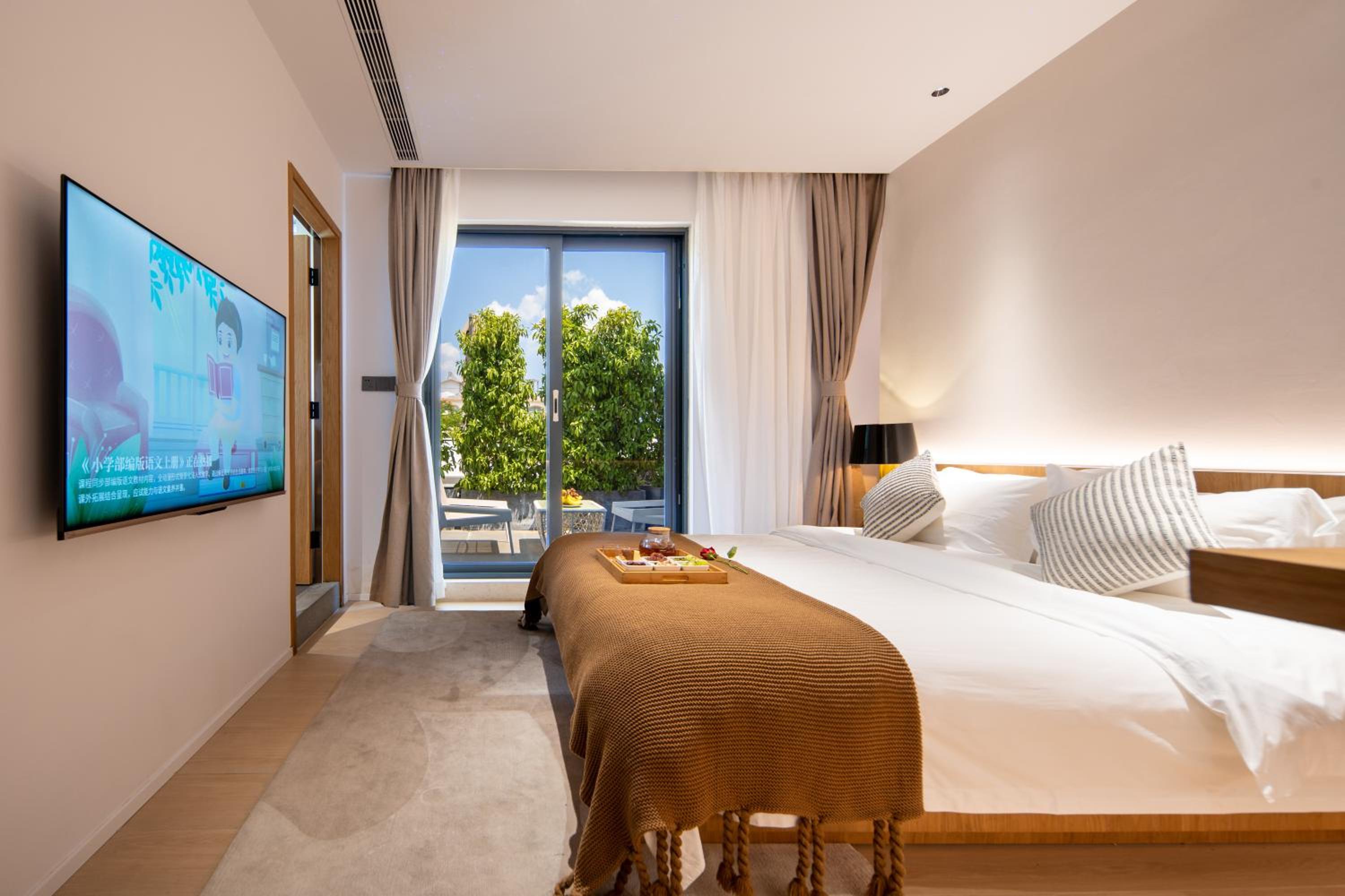 Premium King Room with Balcony photo 1
