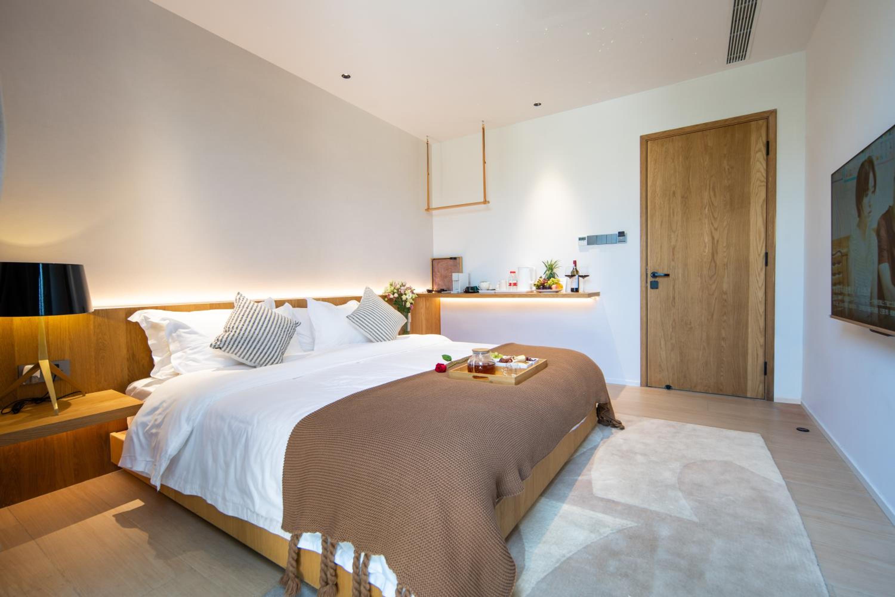 Premium King Room with Balcony photo 2