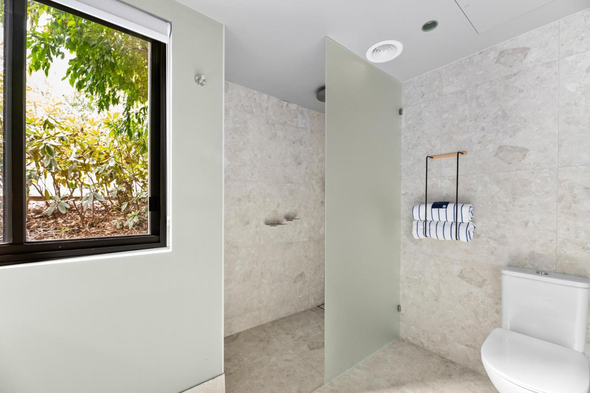 Premier Two Bedroom Suite - Free Wifi and Parking - Photo 6
