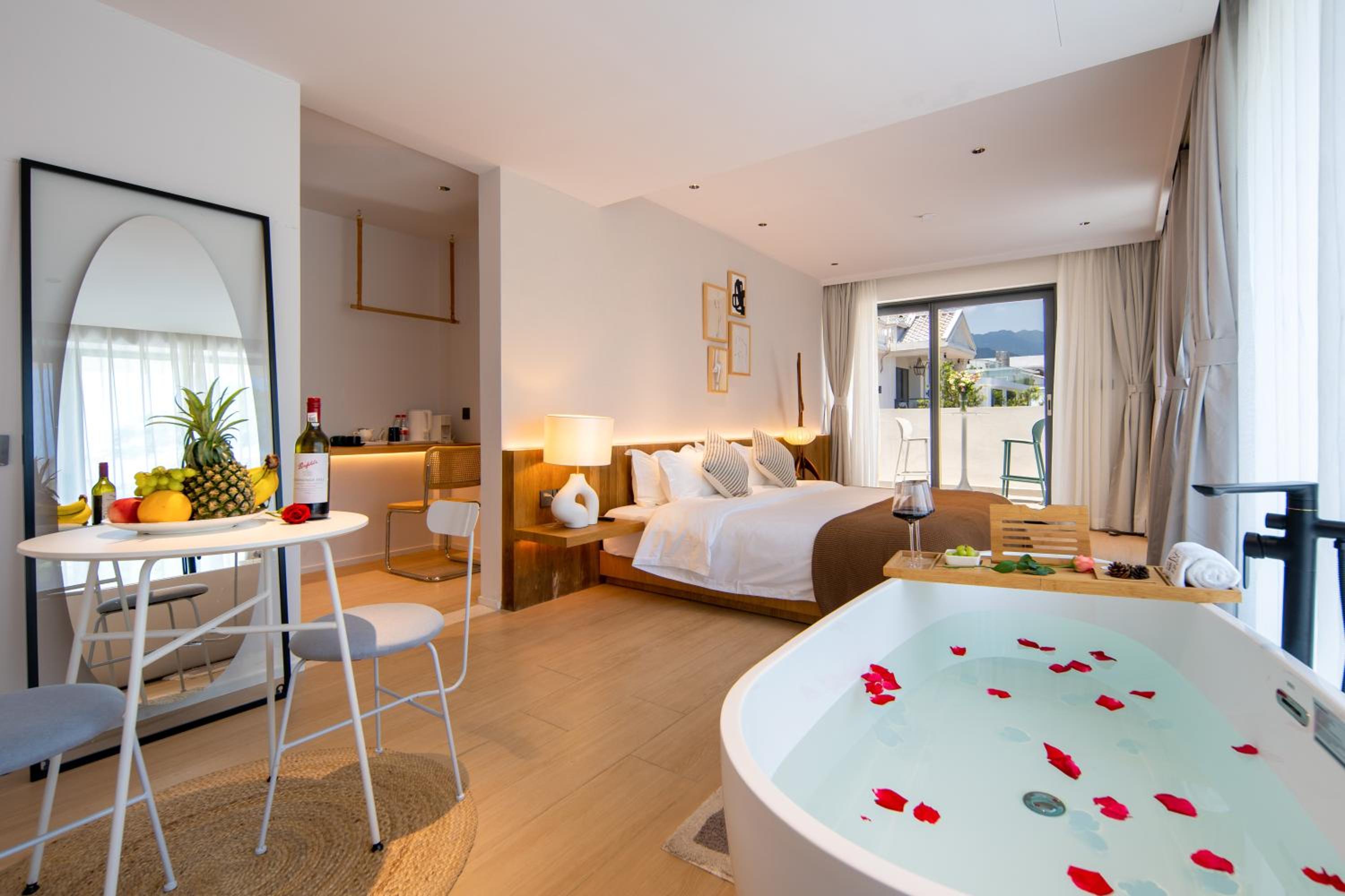 Queen Room with Balcony photo 1