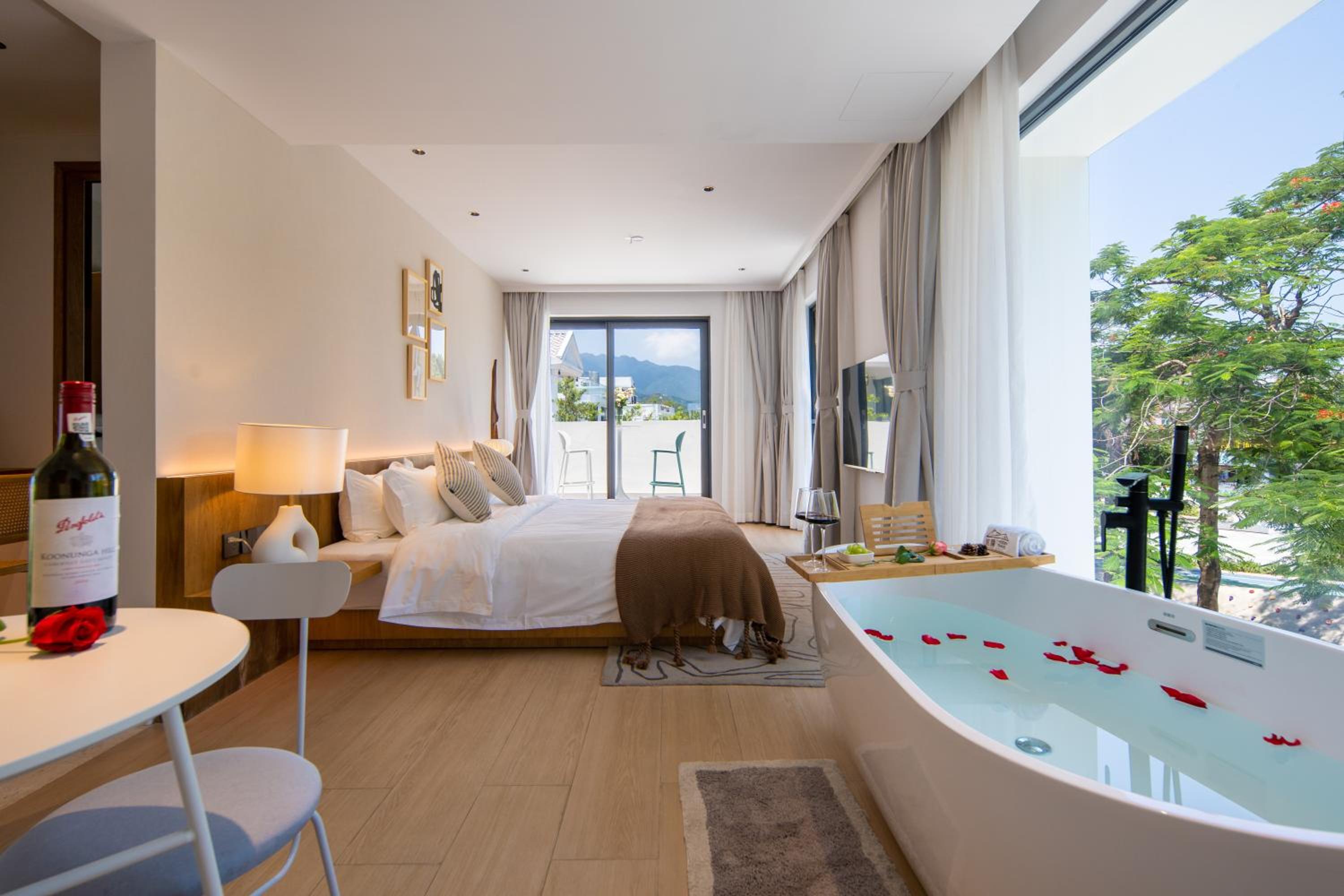 Queen Room with Balcony photo 2