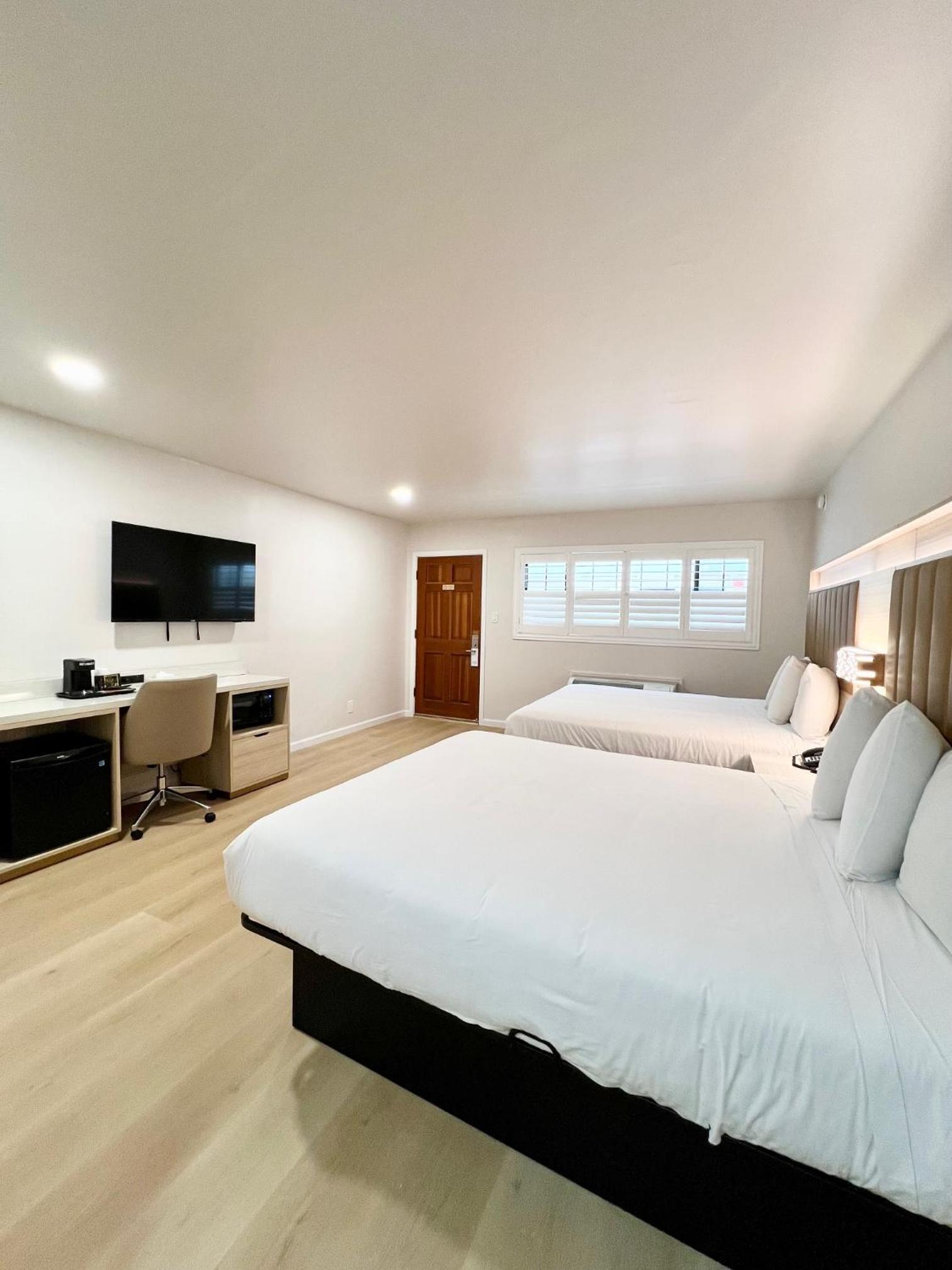 Queen Room with Two Queen Beds - Non-Smoking photo 3