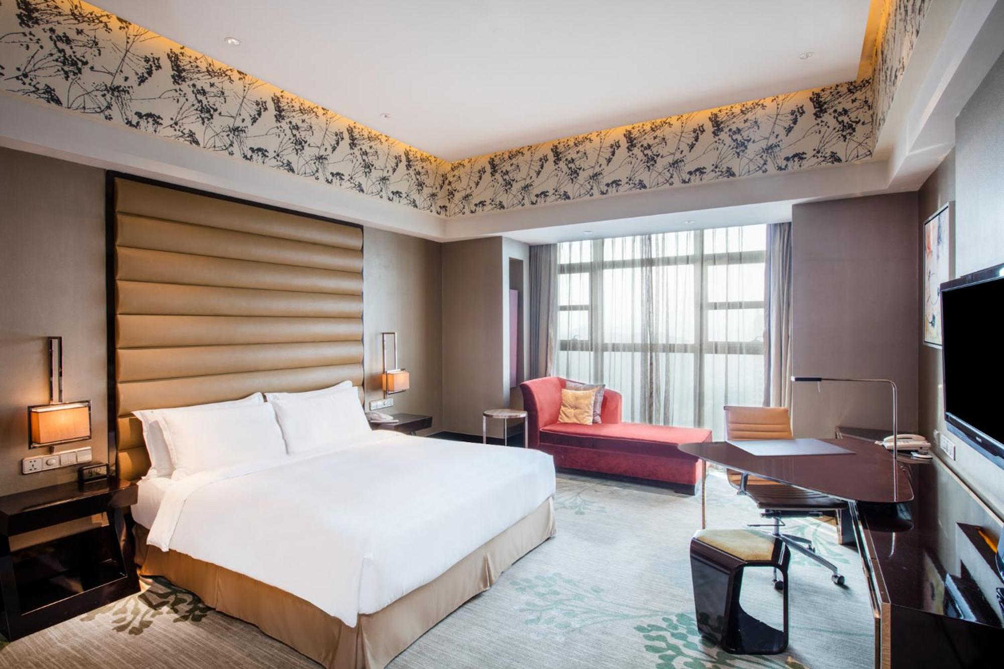 Standard King Room with Lounge Access