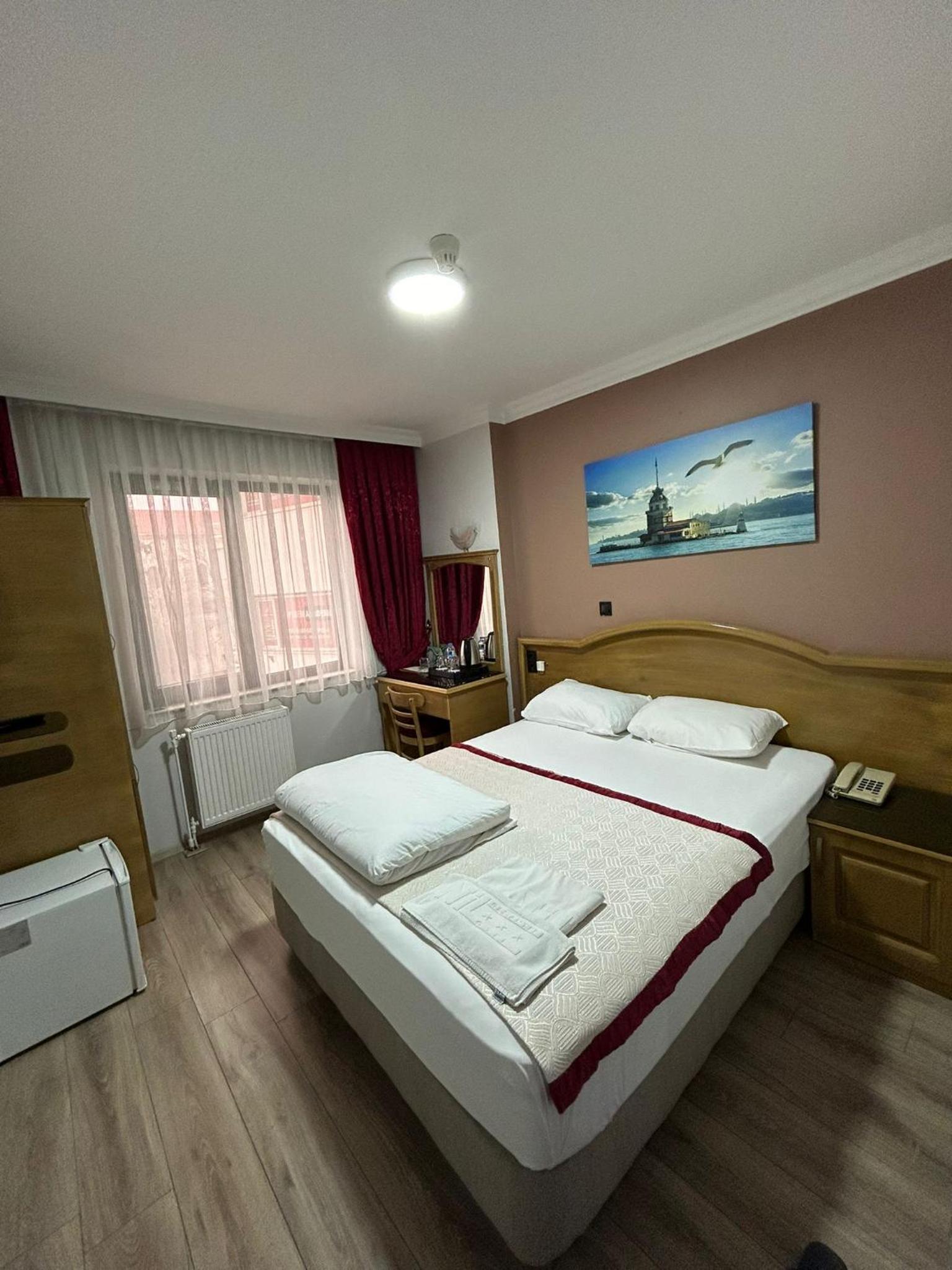 Double or Twin Room with City View - Photo 9