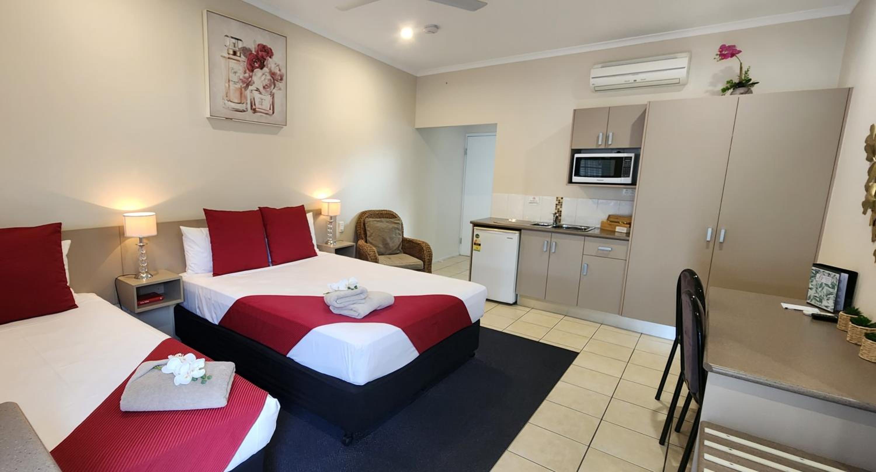 Deluxe Queen with King Single Room photo 3