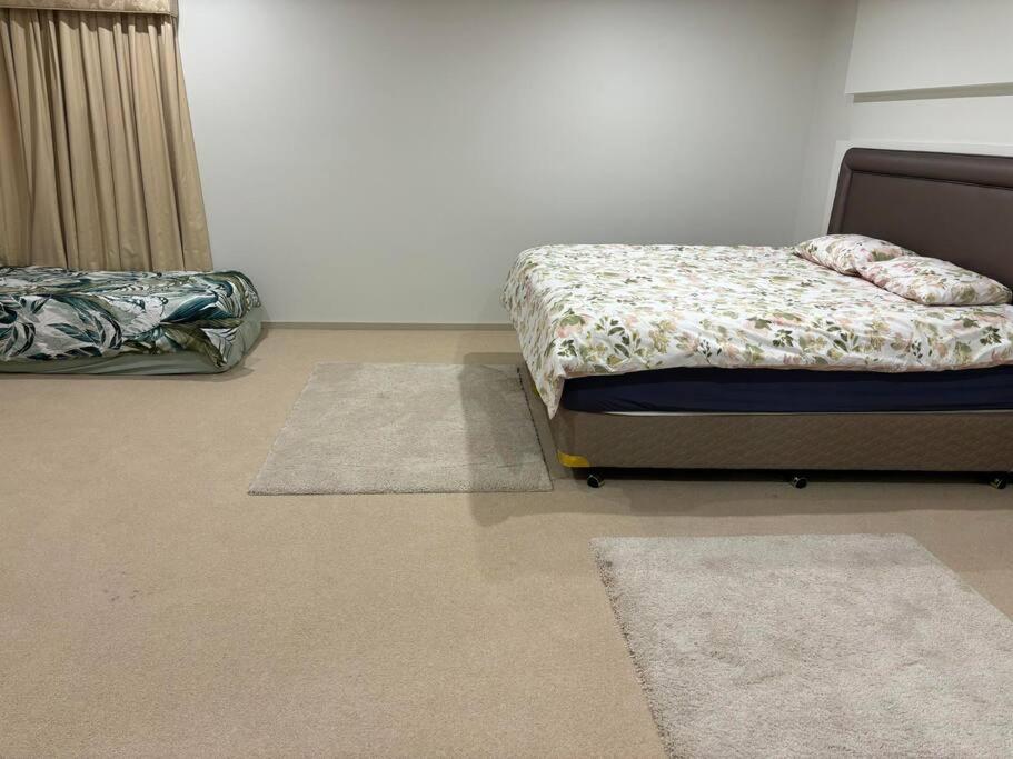 Five-Bedroom House photo 3