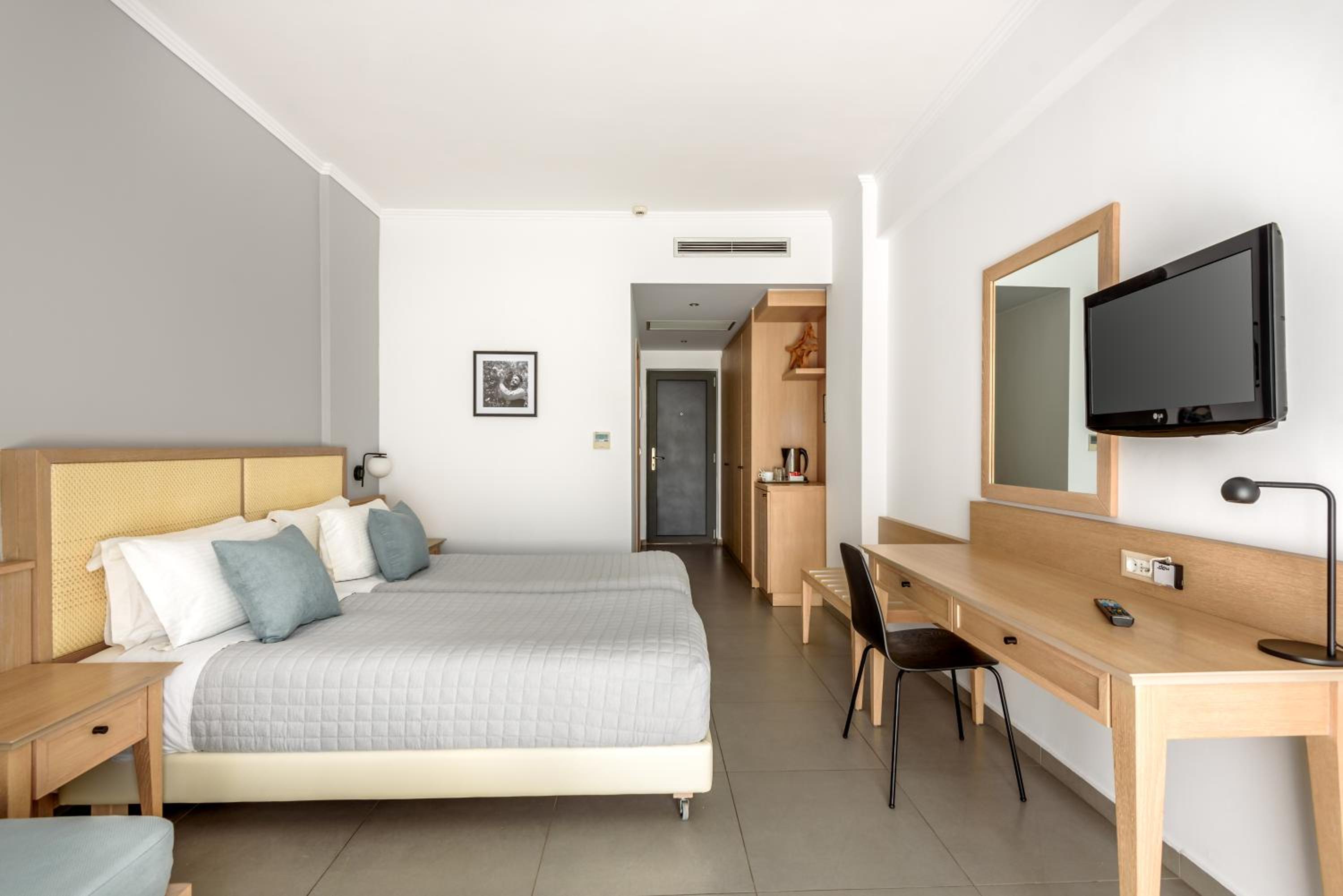 Superior Double Room with Mountain/Street View - Photo 1