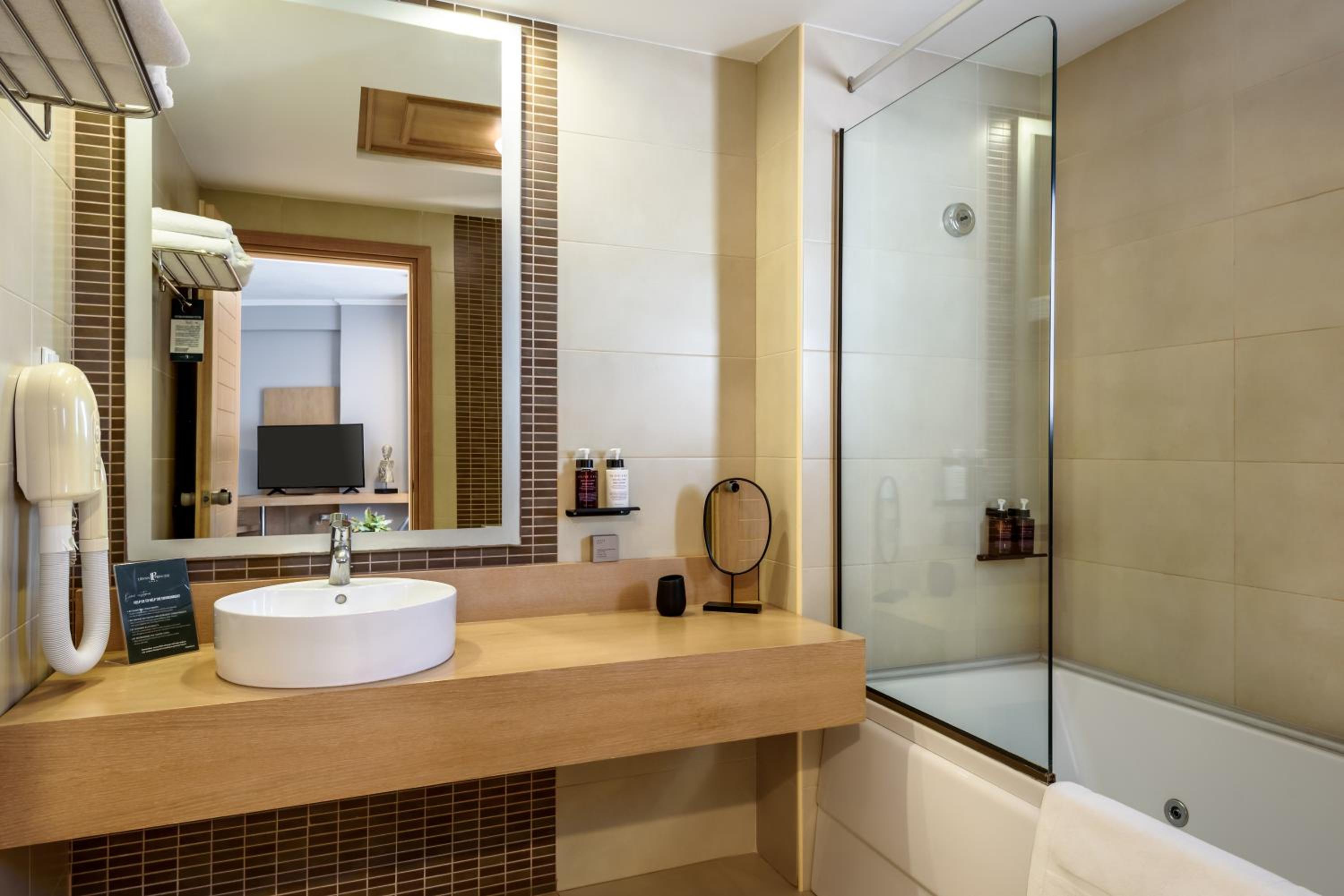 Superior Double Room with Mountain/Street View - Photo 4