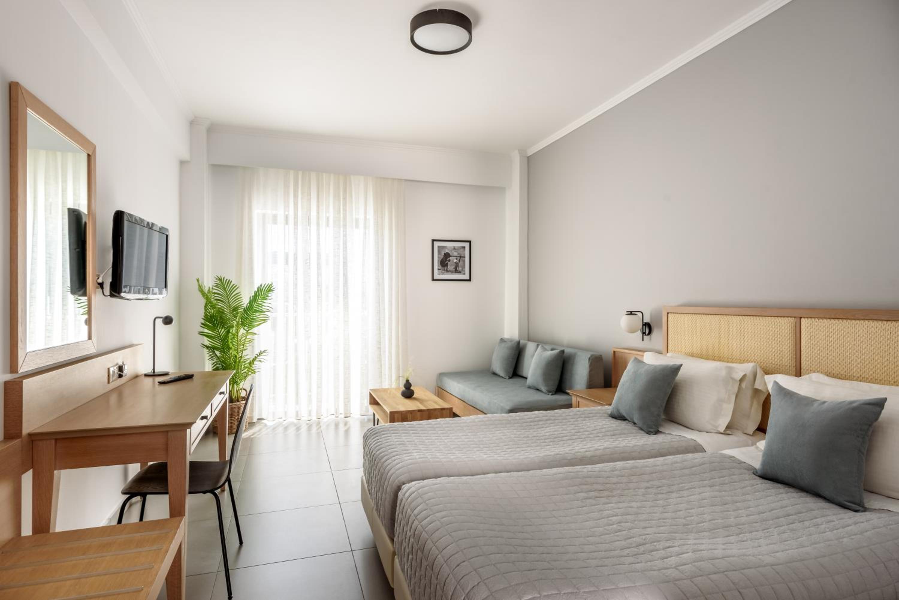 Superior Triple Room with Mountain/Street View - Photo 1
