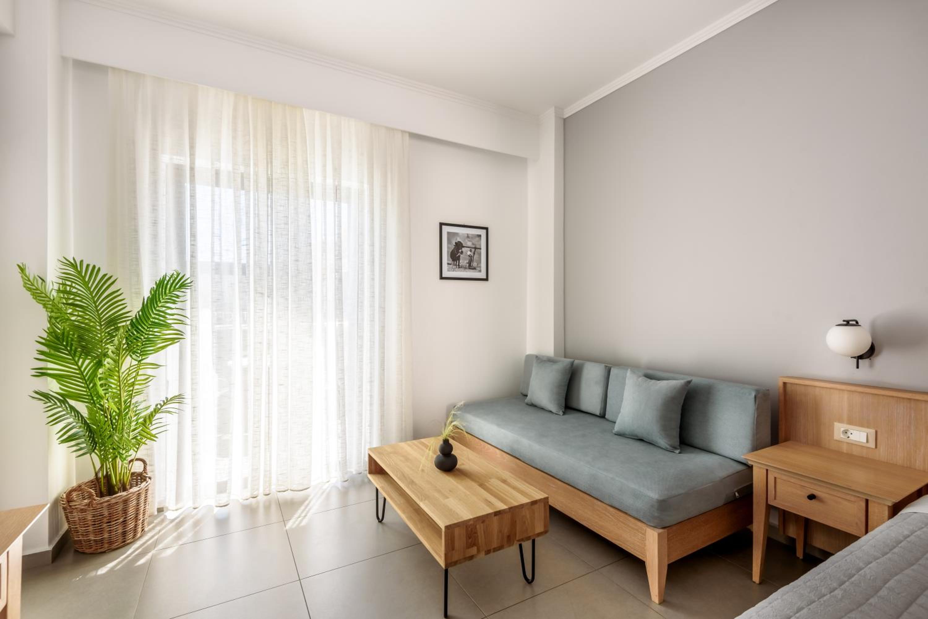Superior Triple Room with Mountain/Street View - Photo 4