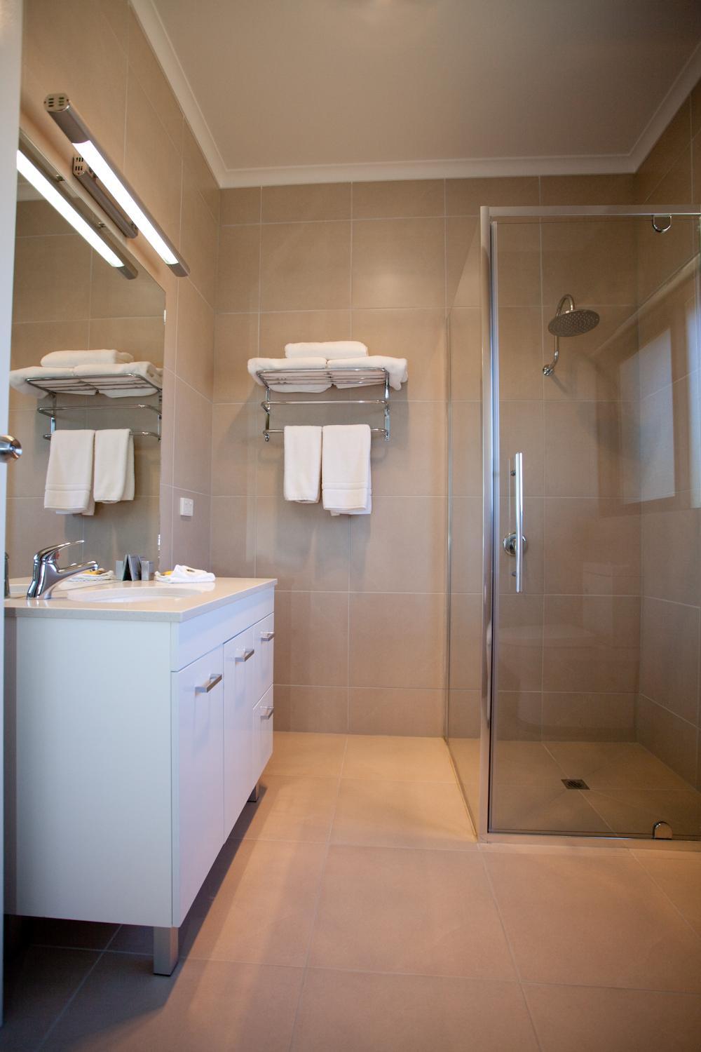 Superior Room with Queen Bed and Single Bed  - Photo 2