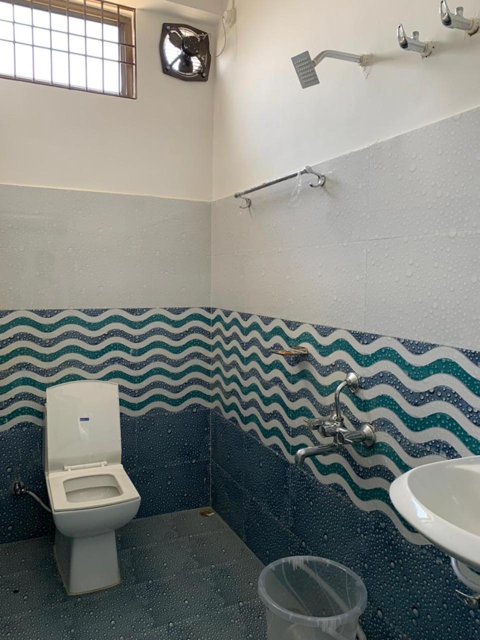 Twin Room With Private Bathroom photo 2