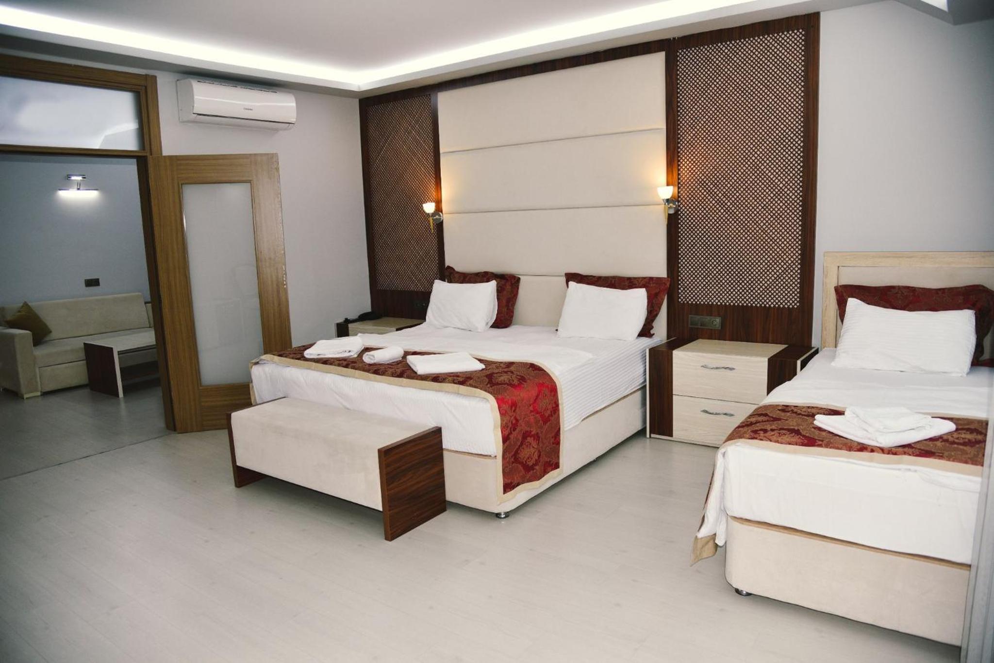 Suite with Balcony - Photo 7