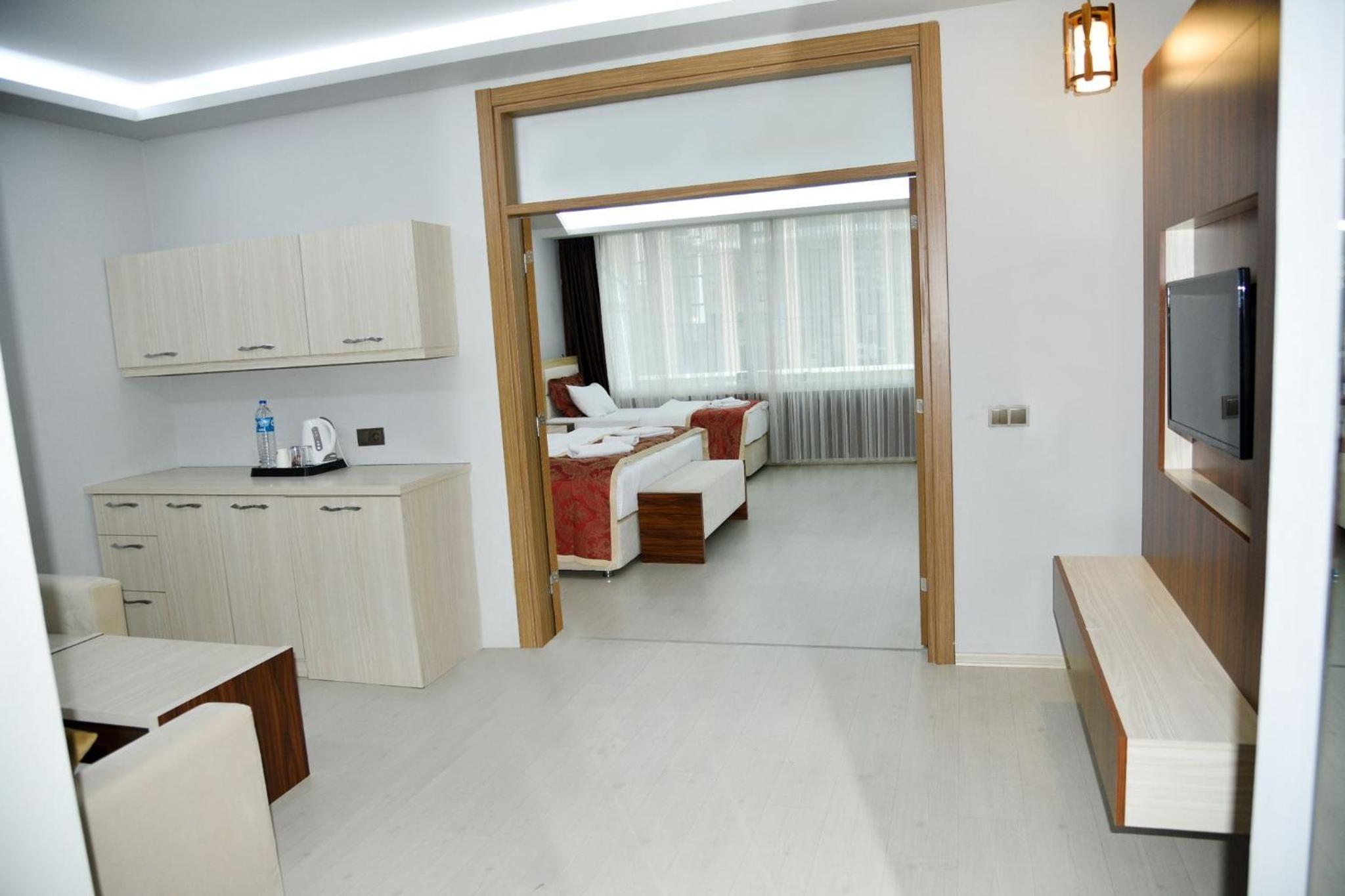 Suite with Balcony - Photo 5
