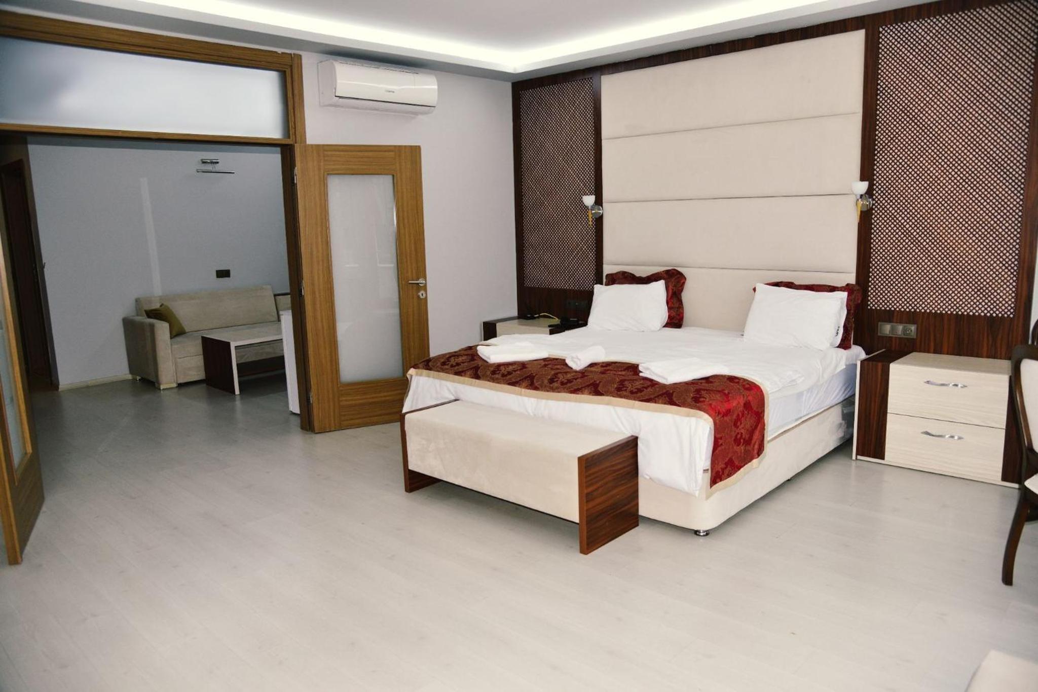 Suite with Balcony - Photo 16