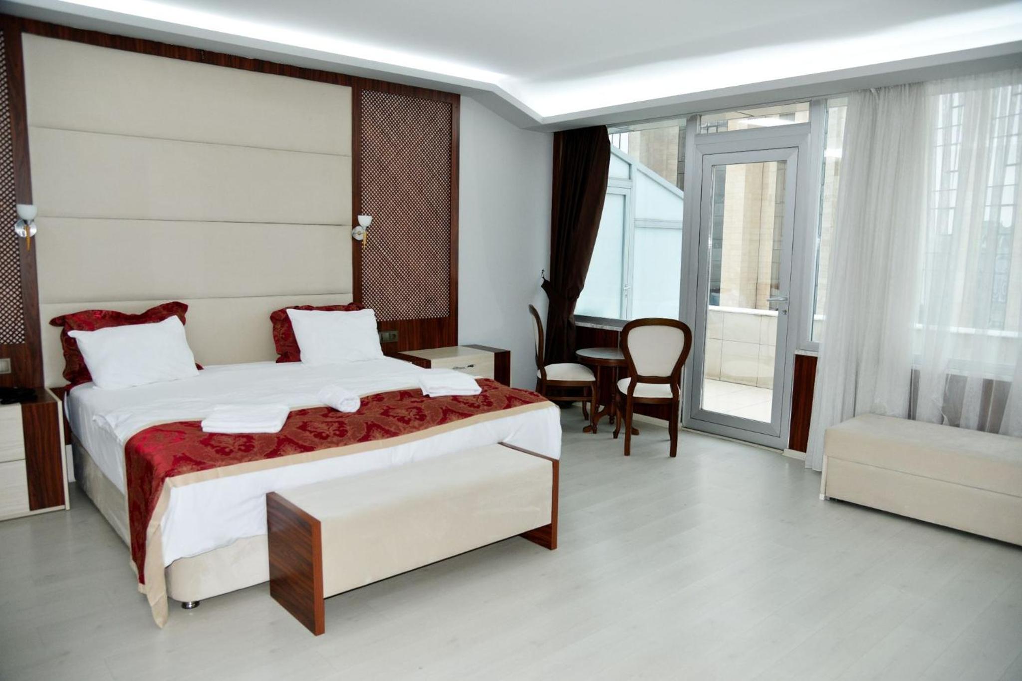Suite with Balcony - Photo 17